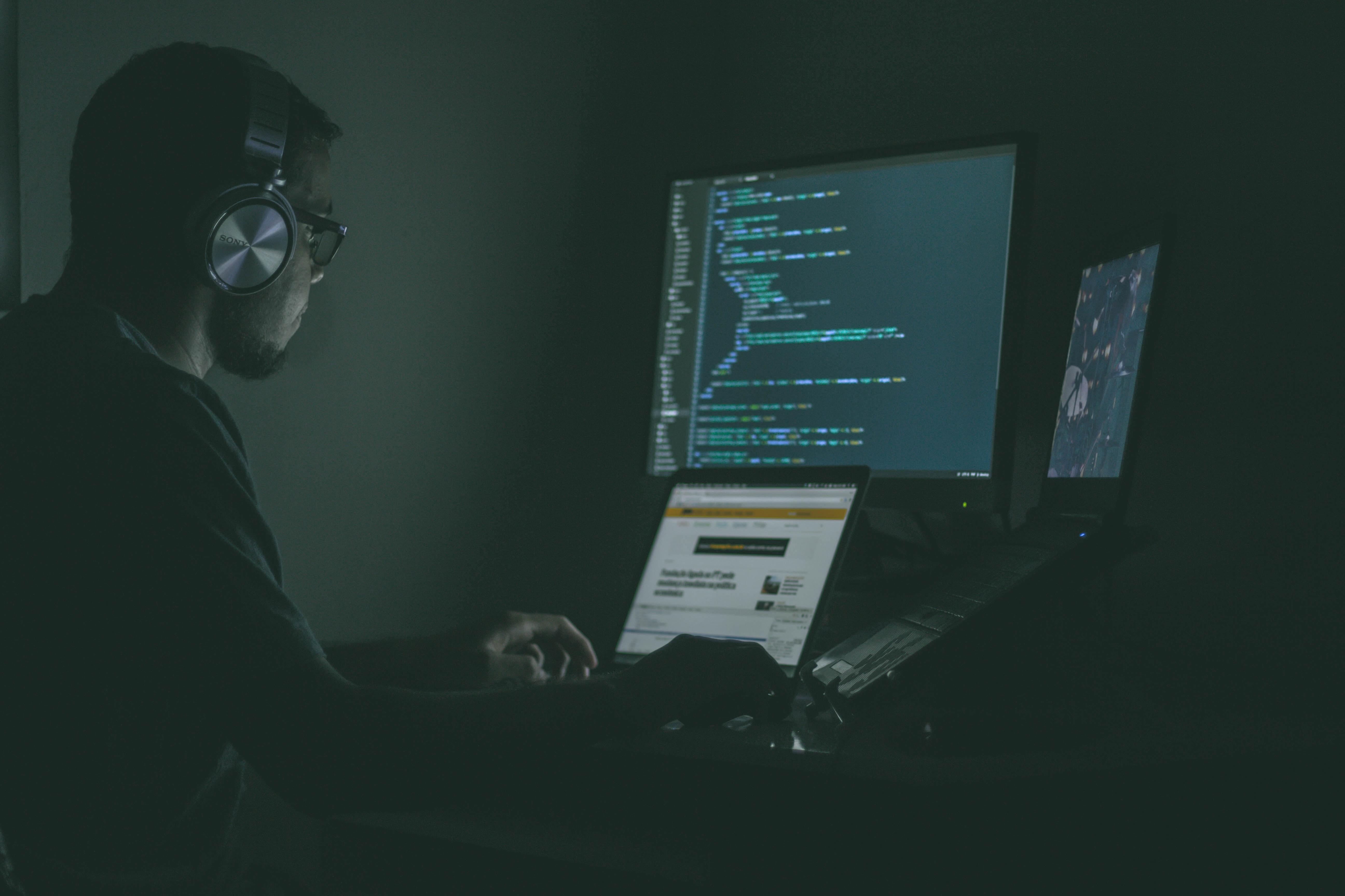 Persona programando en computador
