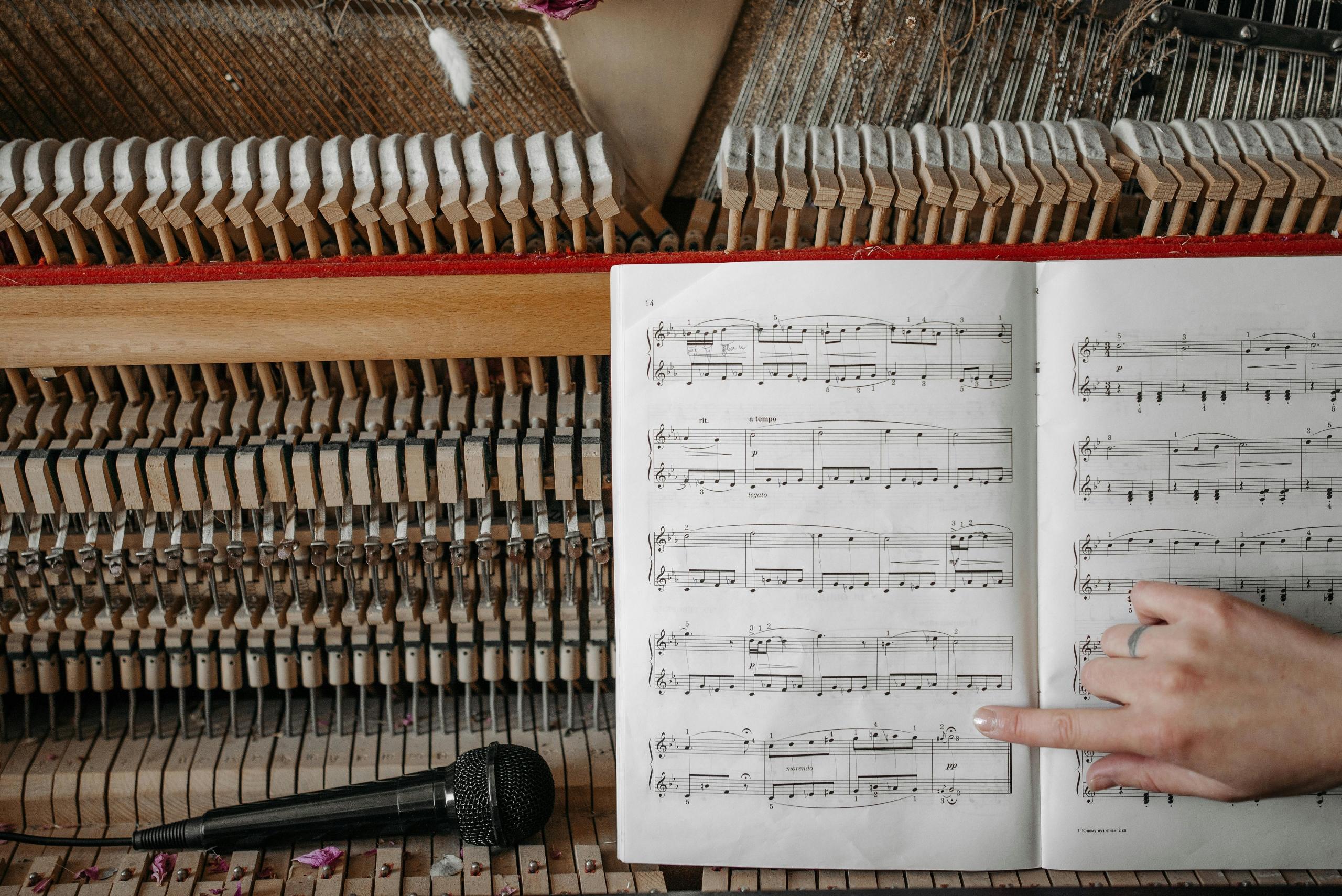 Tocar piano requiere de mucho estudio y práctica.