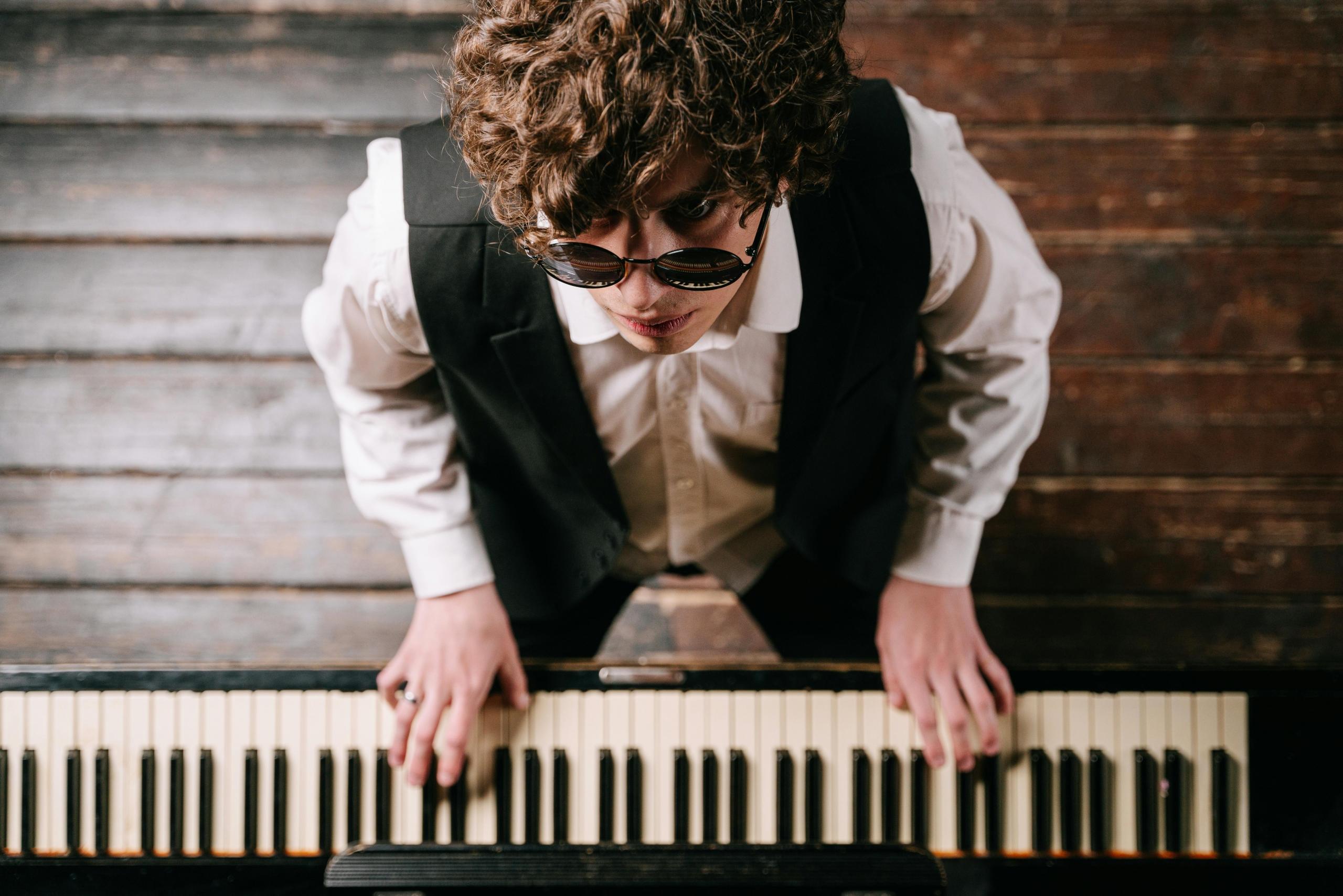 El piano es un instrumento completo que junta armonía con melodía.