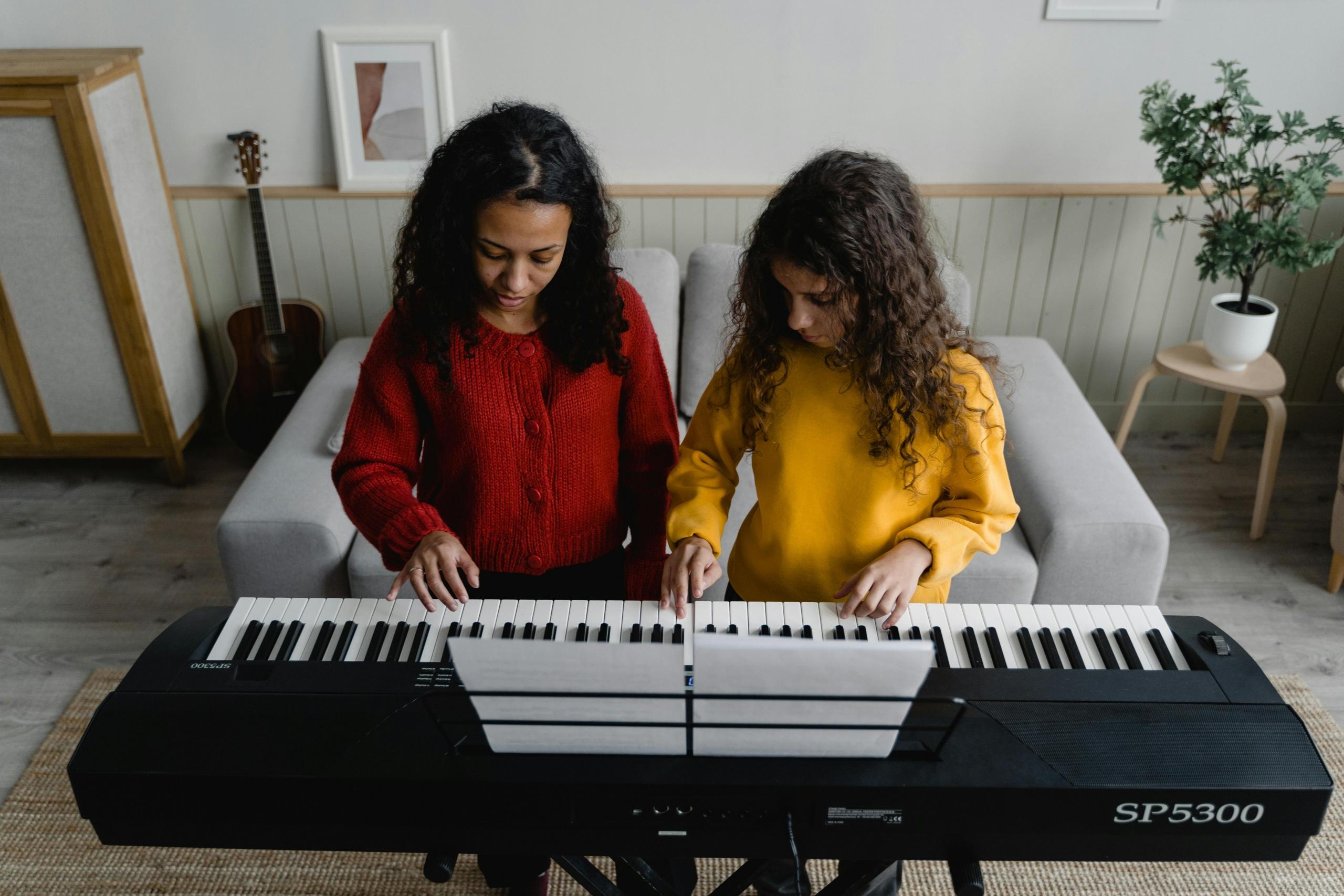 El piano es una instrumento que te permite aprender armonías, melodías, escalas etc.