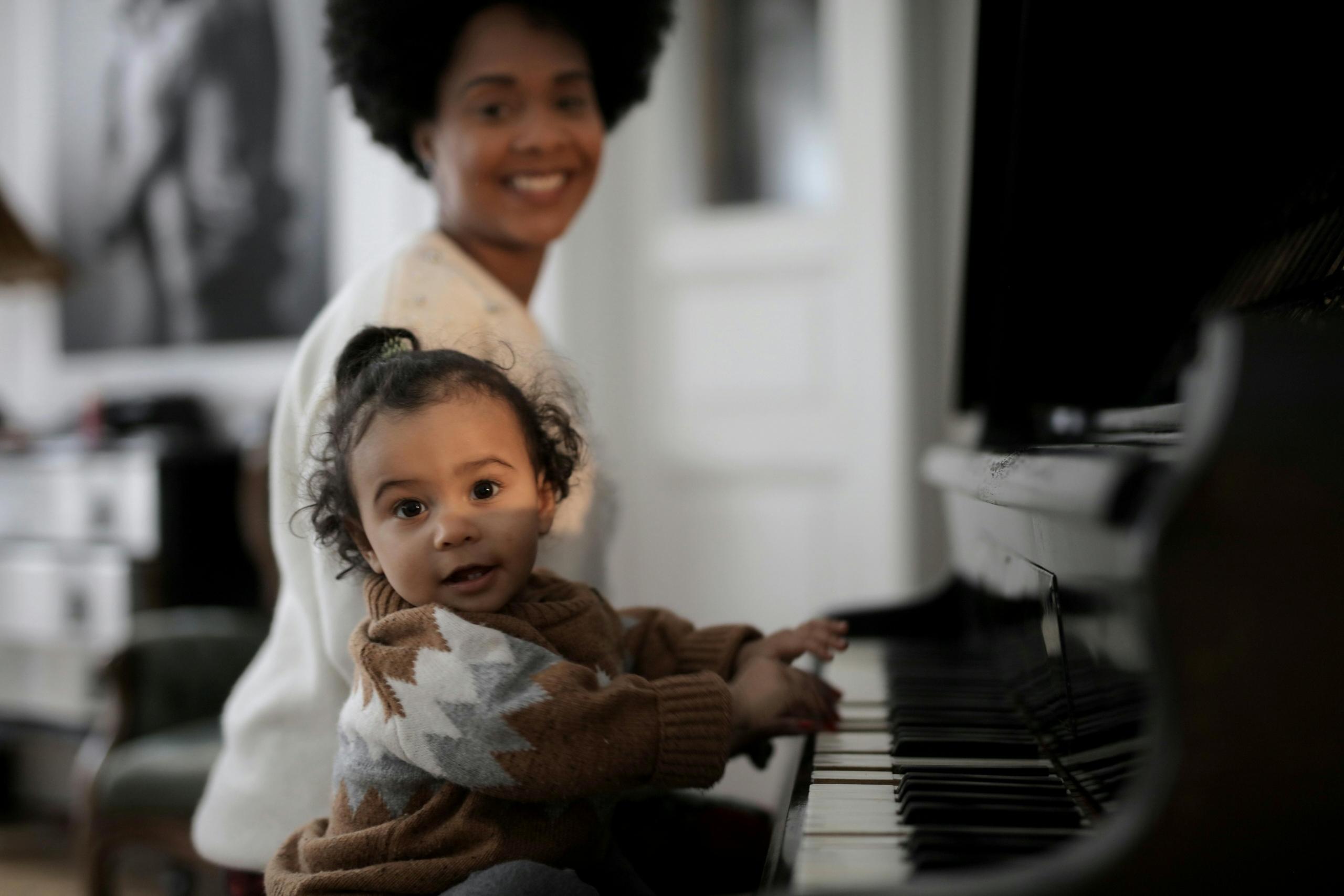 Los niños pueden comenzar a tocar piano como juego.