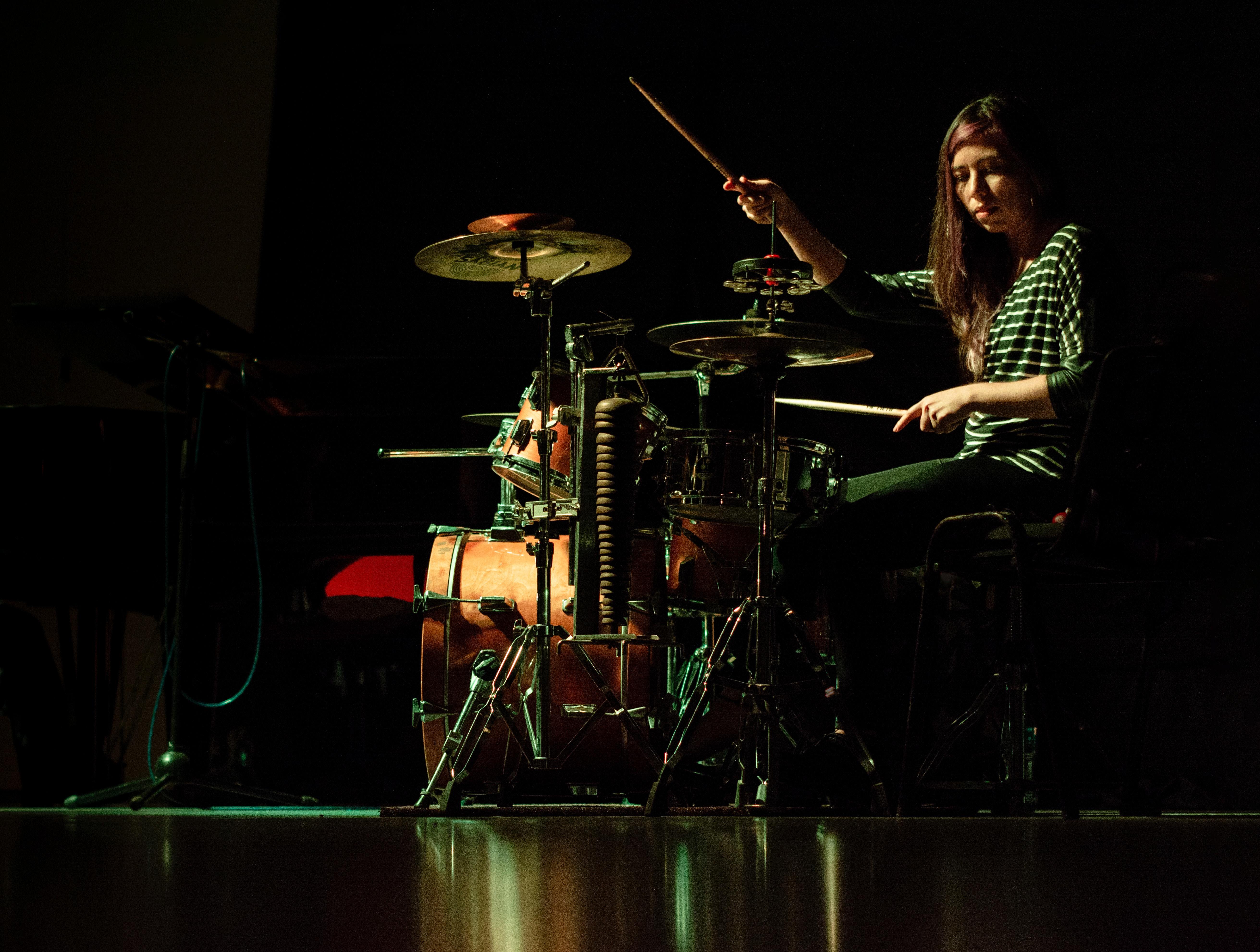 Mujer tocando la batería