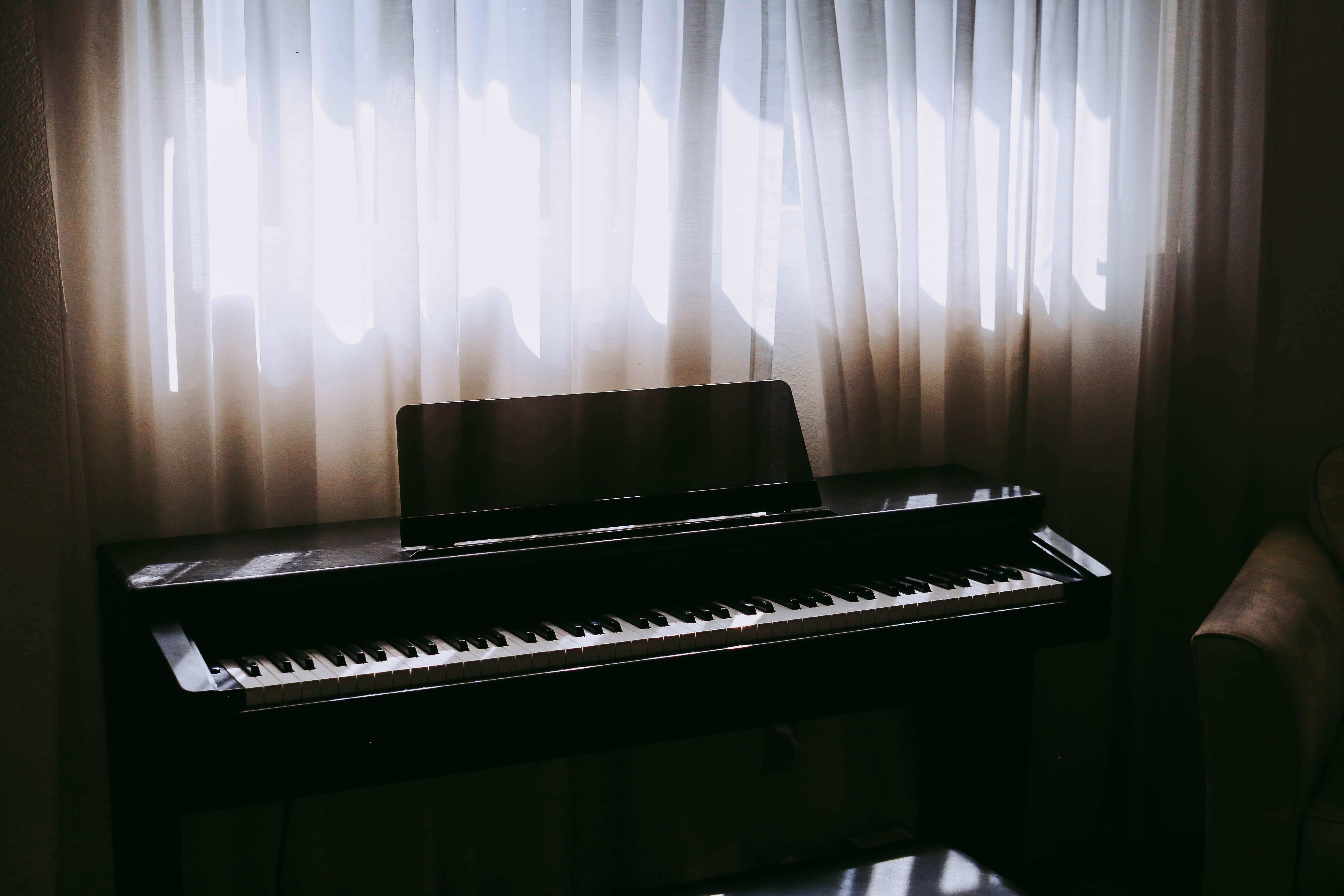 Piano en la ventana