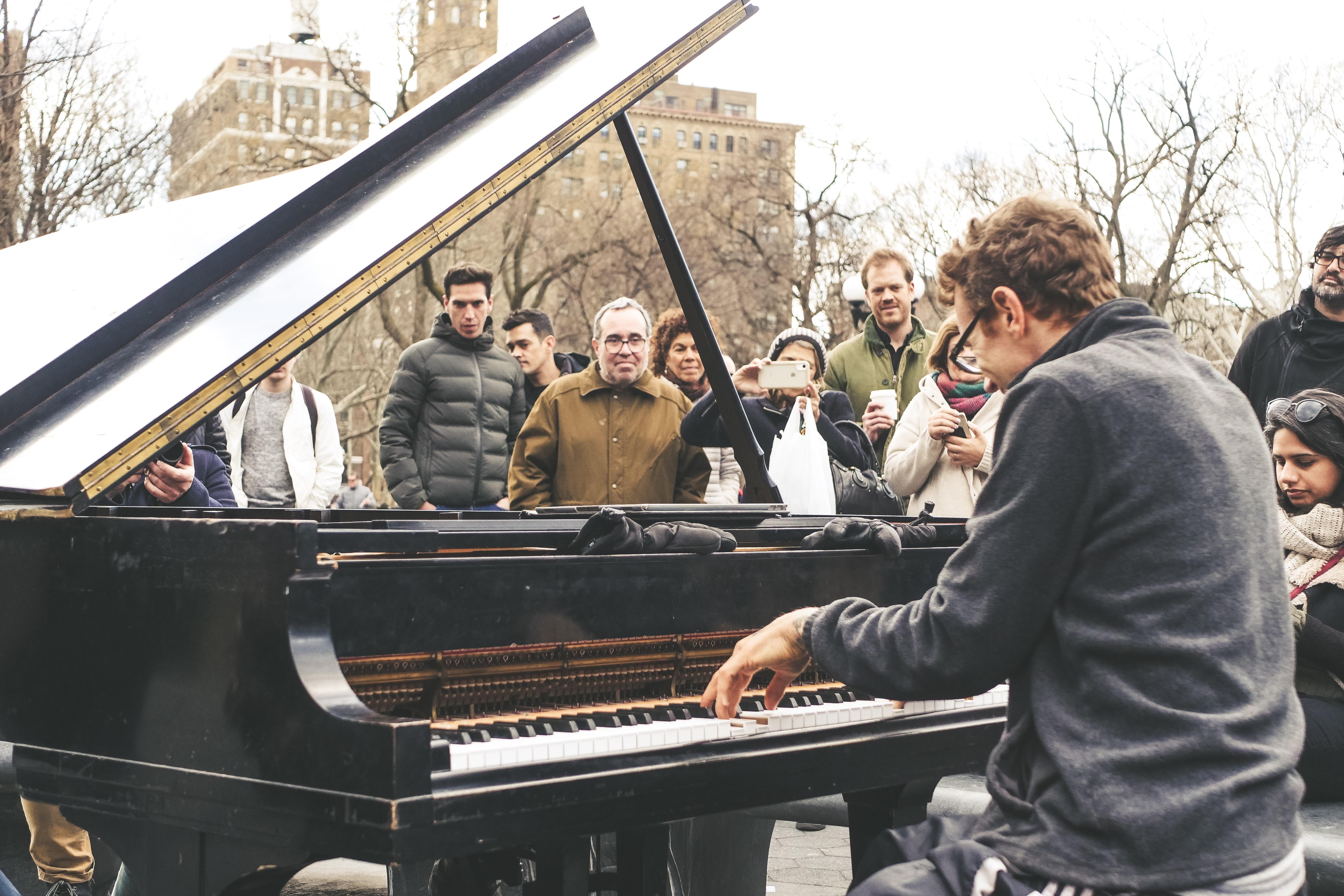 Pianista tocando en el exterior