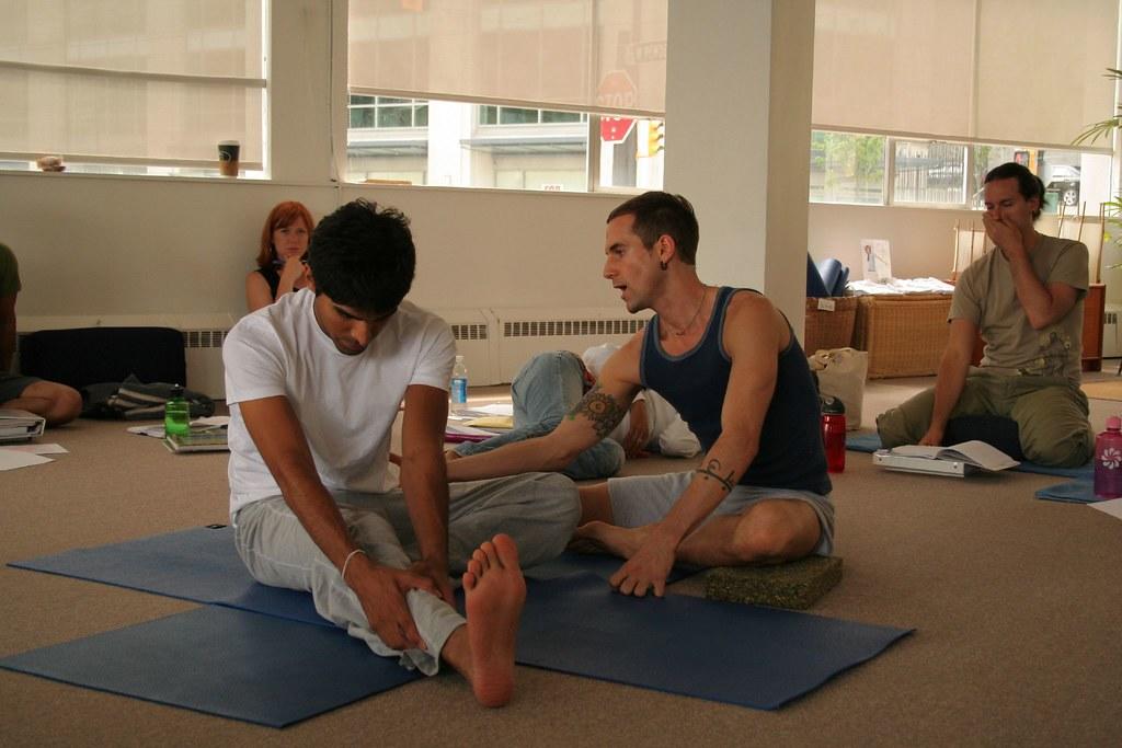 Hombres practicando yoga