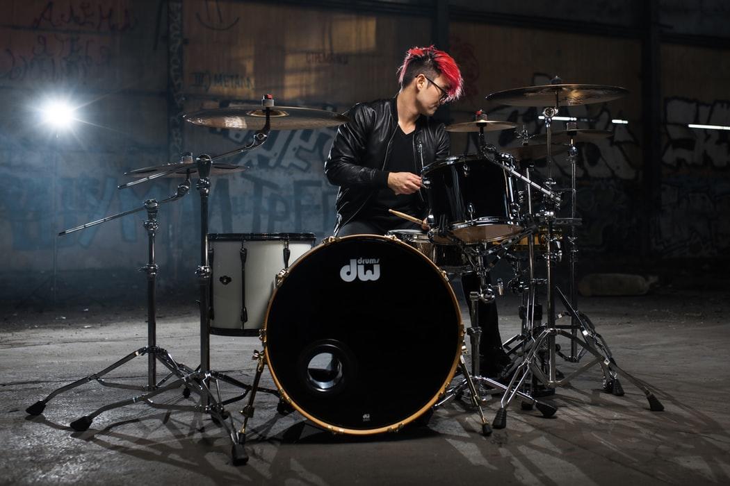 Baterista practica en sala de ensayo