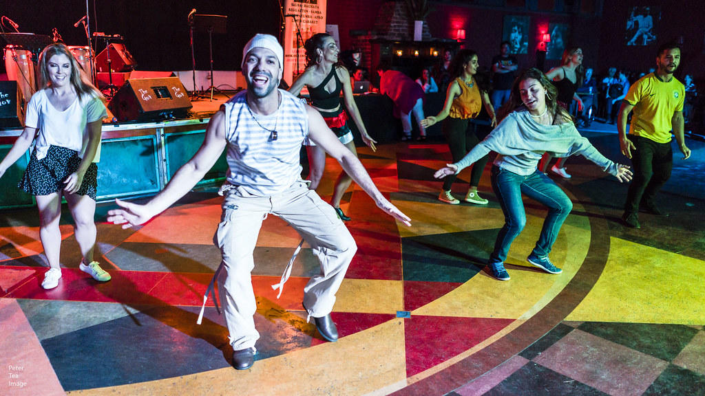 Bailarines animando fiesta latina