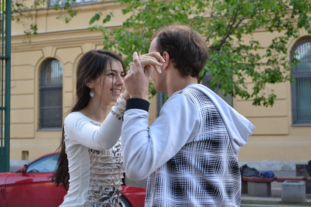 Pareja baila salsa espontáneamente