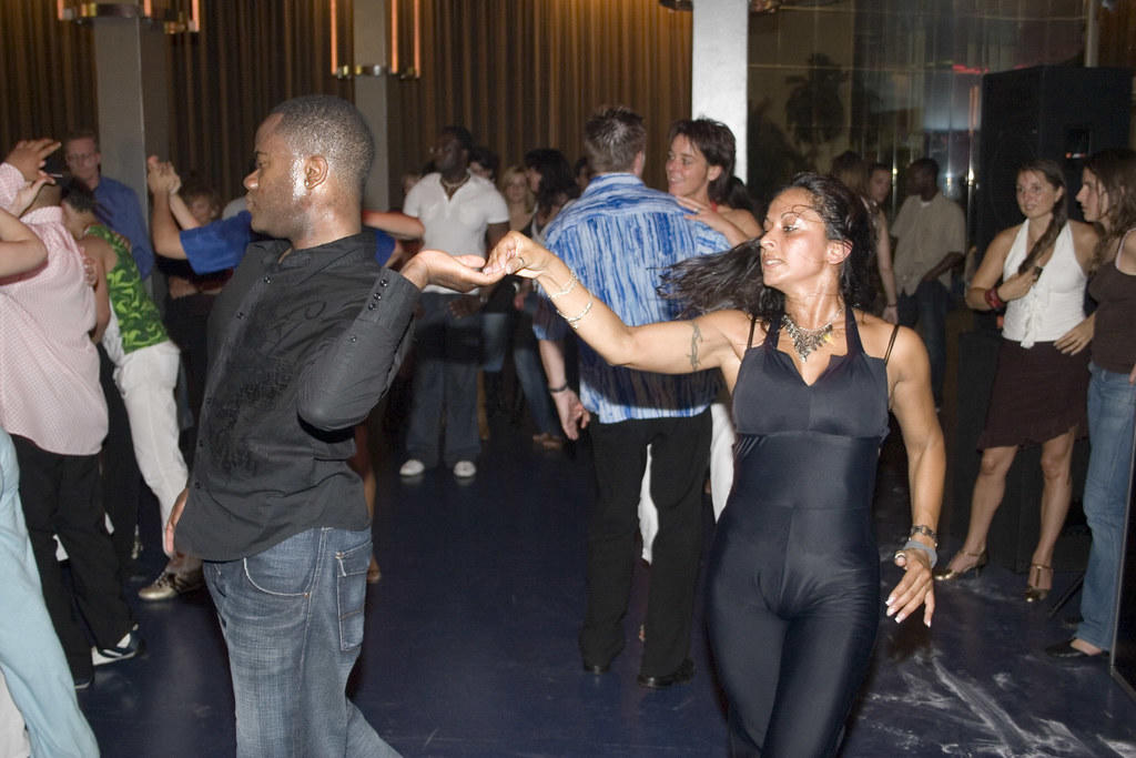 Pareja bailando en club