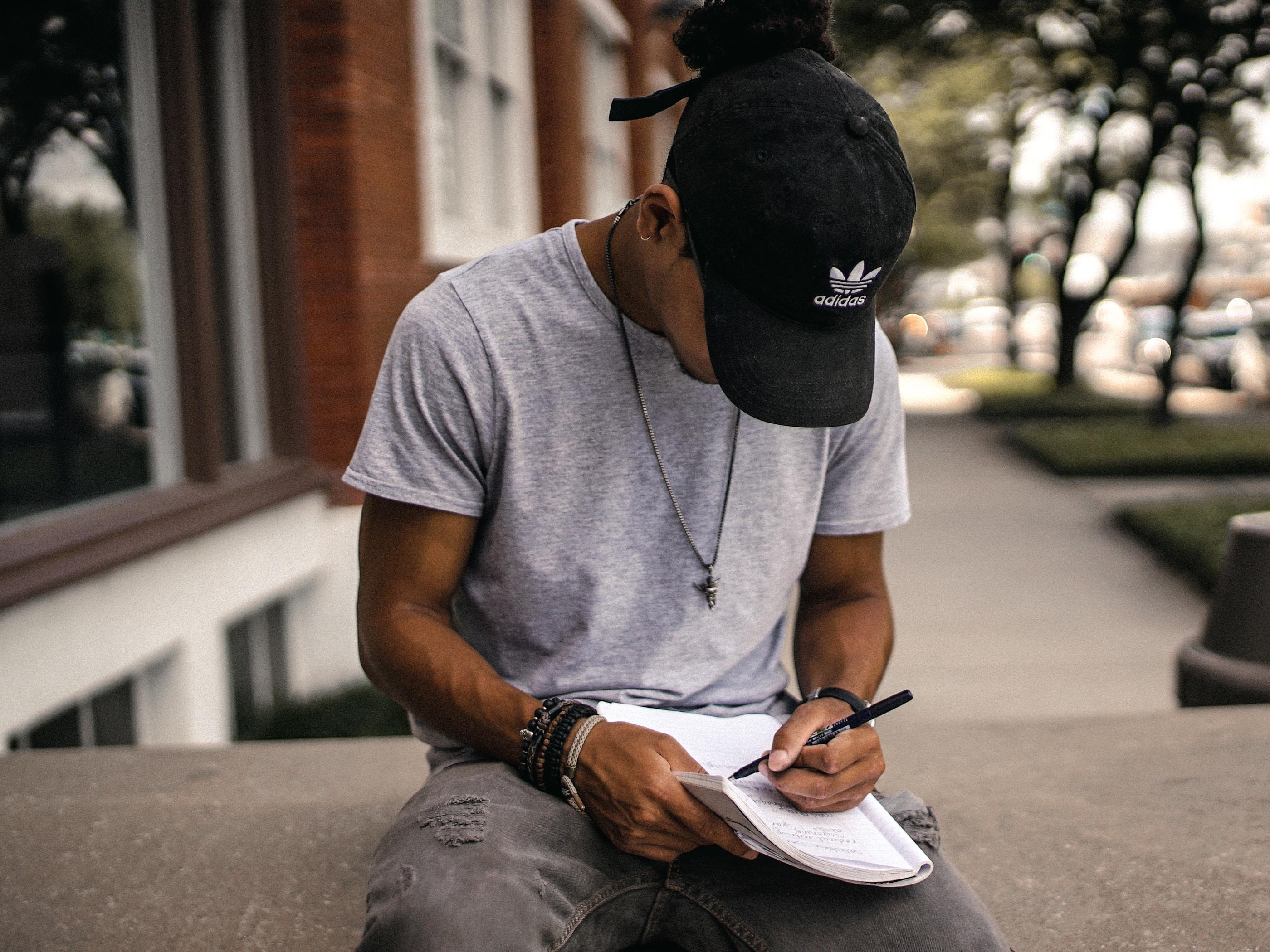 Joven estudiante en exterior