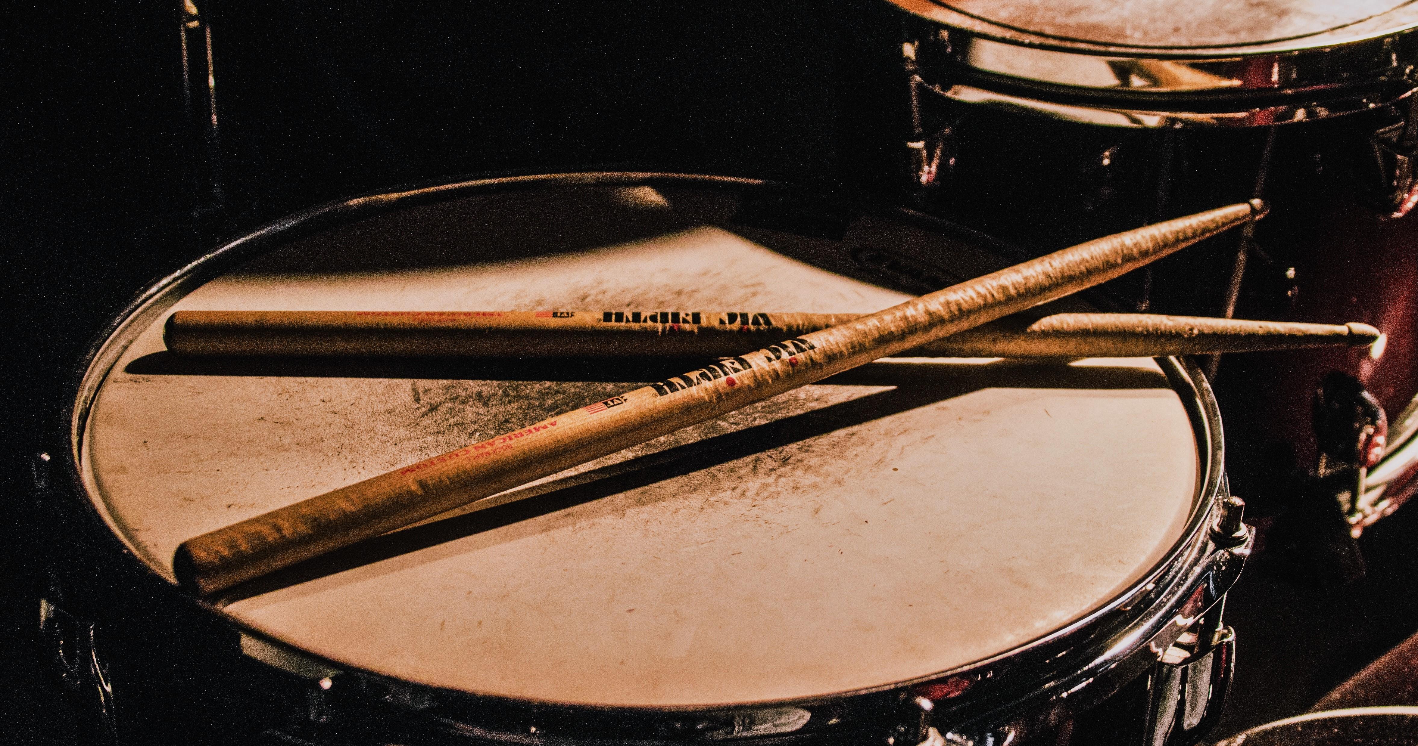 Baquetas sobre el tambor de la bateria