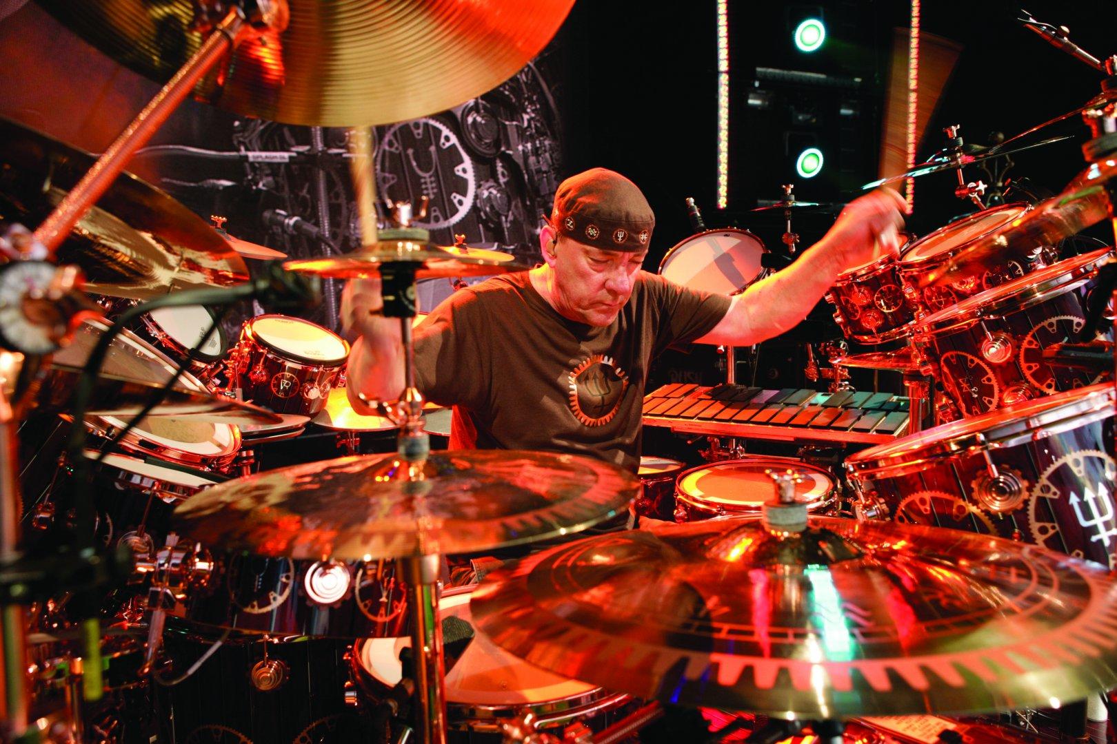 Neil Peart tocando batería en un concierto