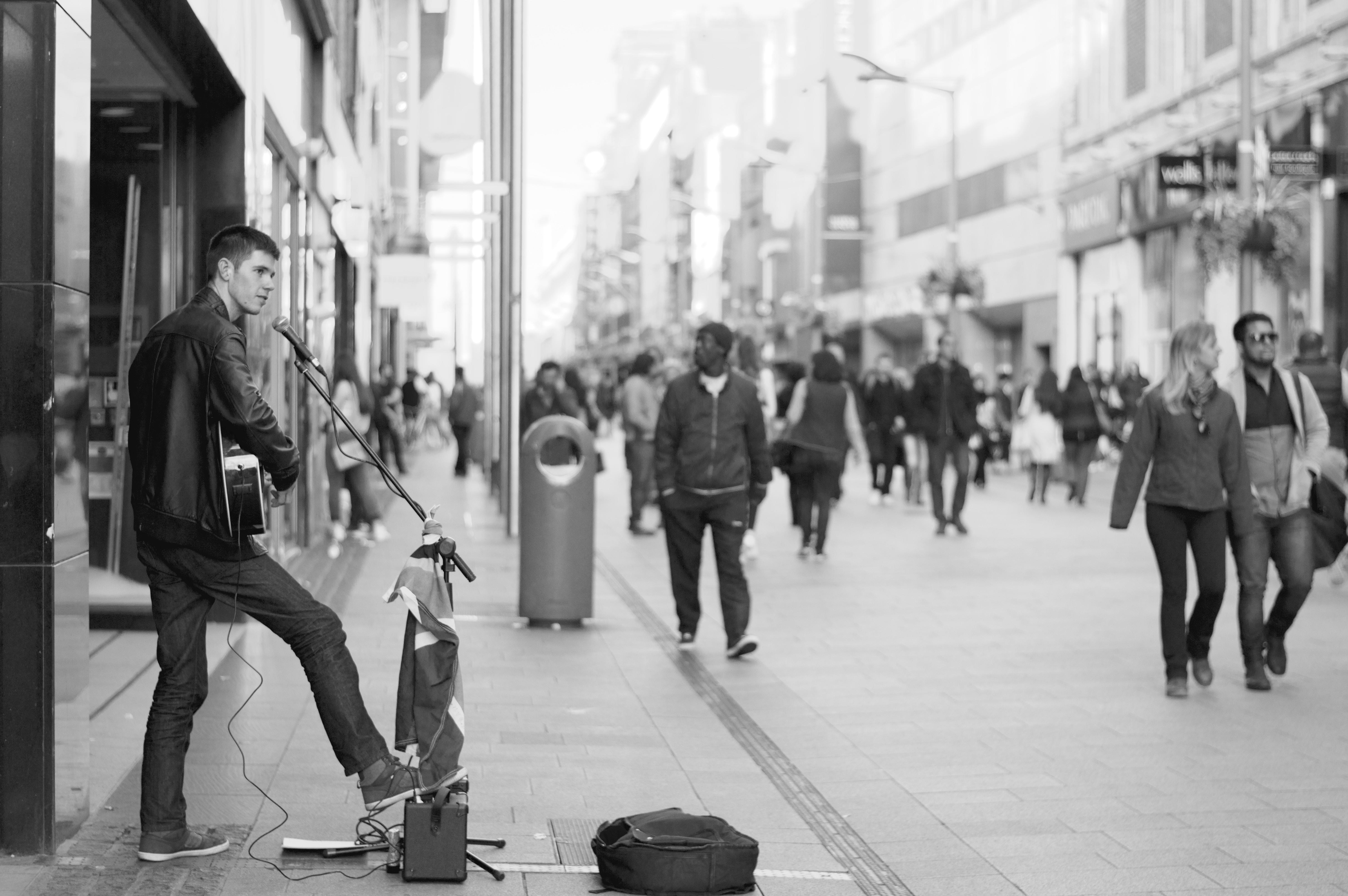 Joven tocando música en la calle