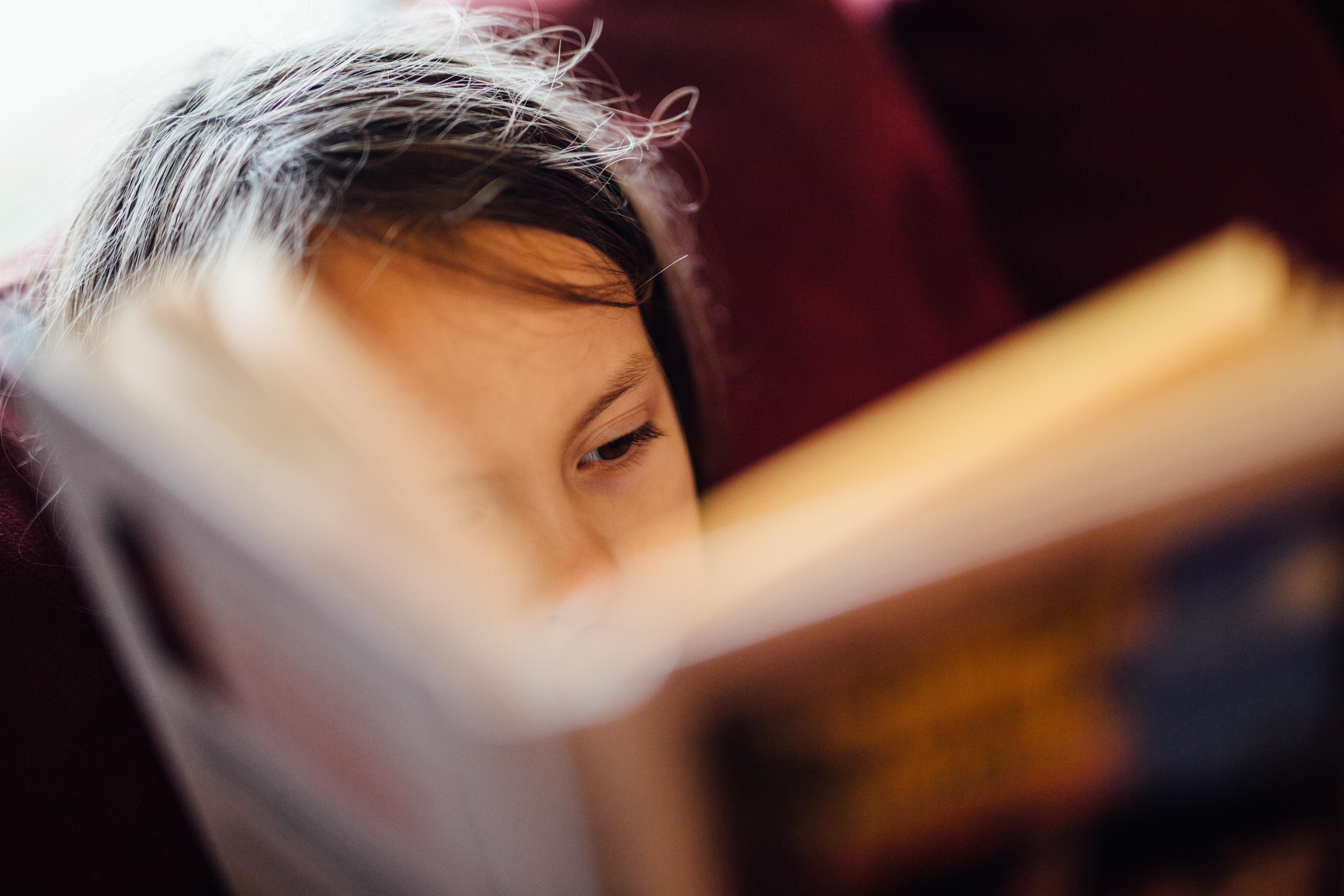 Niña leyendo libro