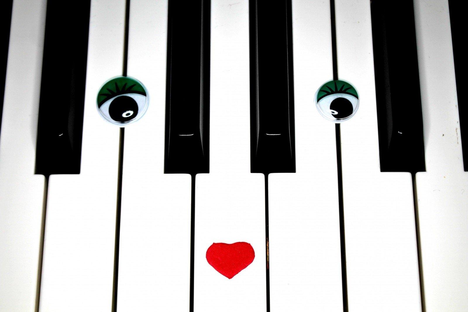Ojos y labios sobre teclas de piano