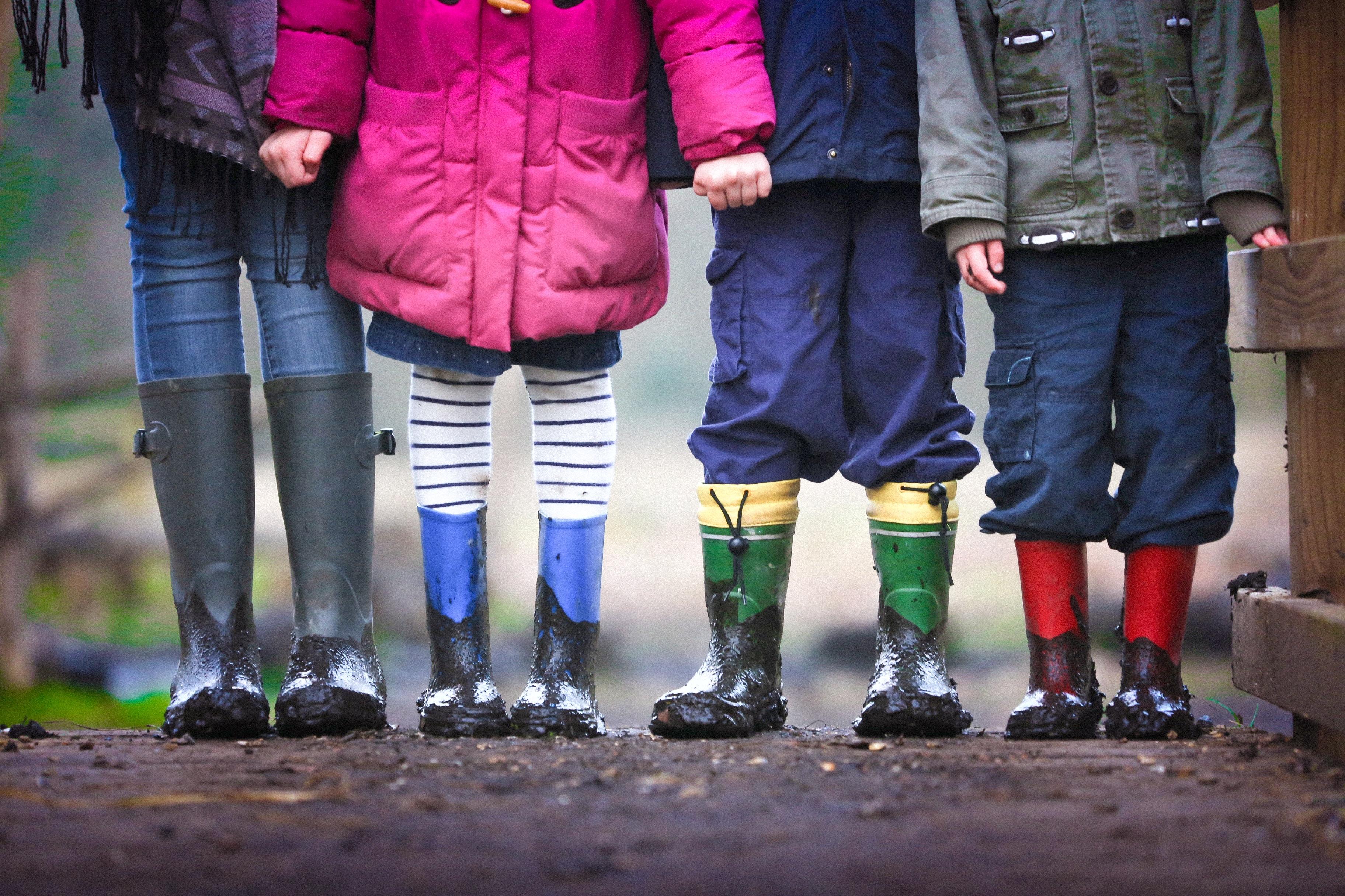 Menores de edad con ropa de colores