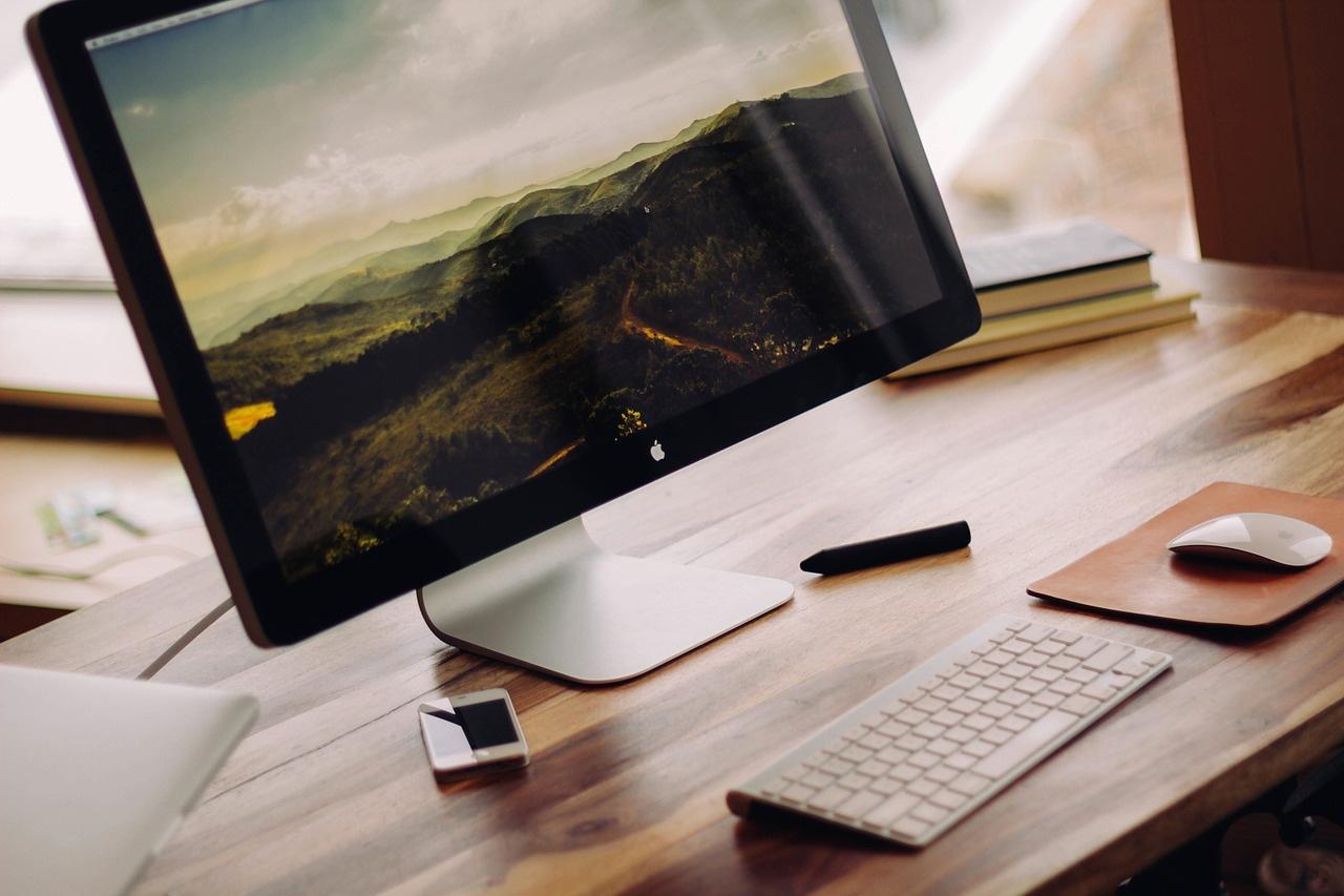 Imagen con un computador de escritorio Mac