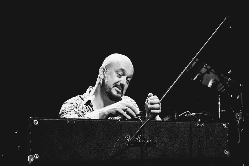 Hombre afina piano