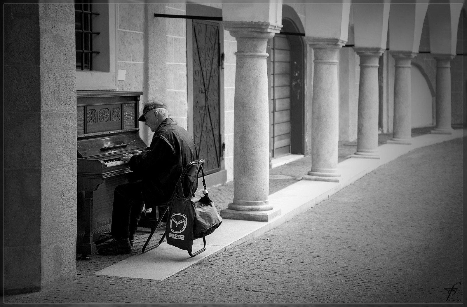 Hombre toca piano en la calle