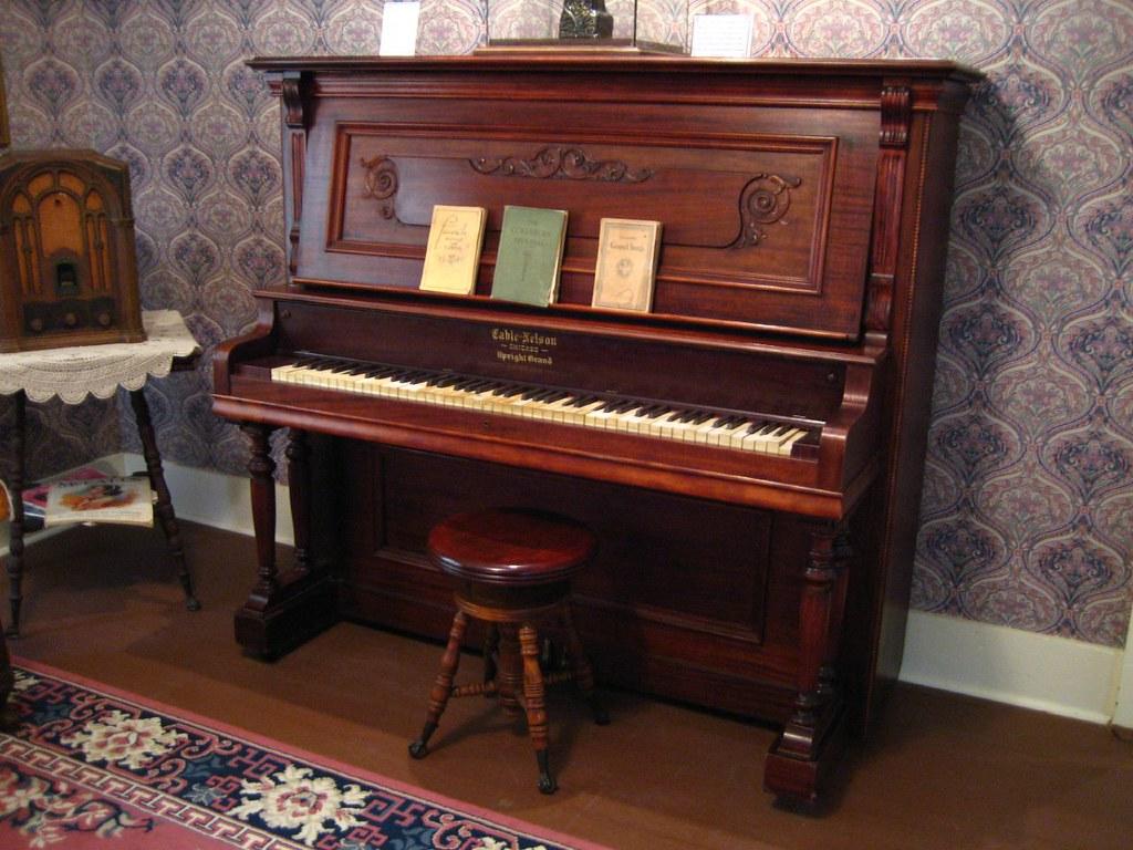 Piano vertical en una sala
