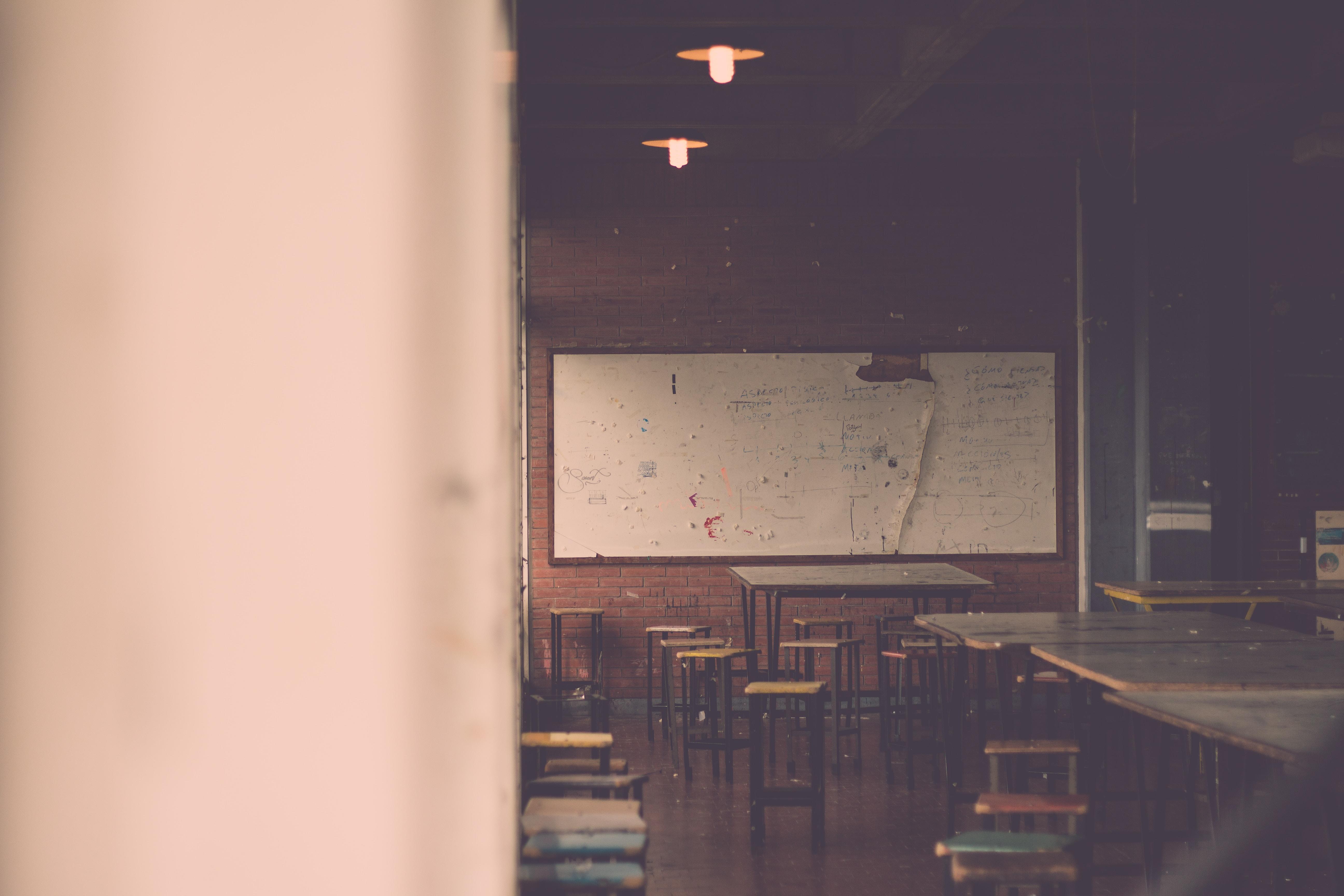 Sala de clases con sillas vacías