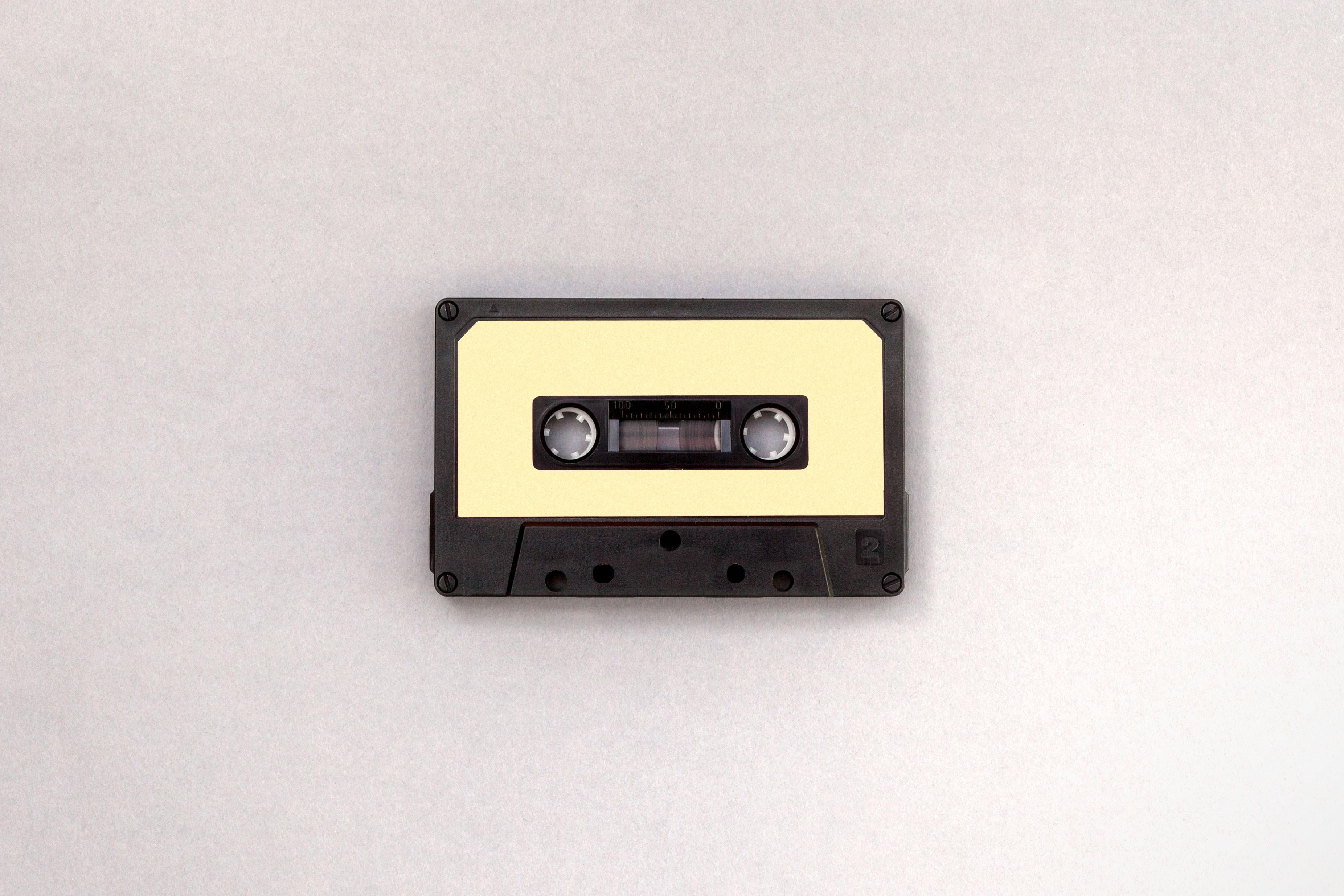 Cassette con etiqueta amarilla