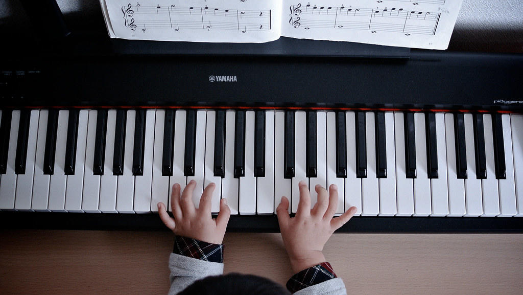 Manos sobre piano Yamaha