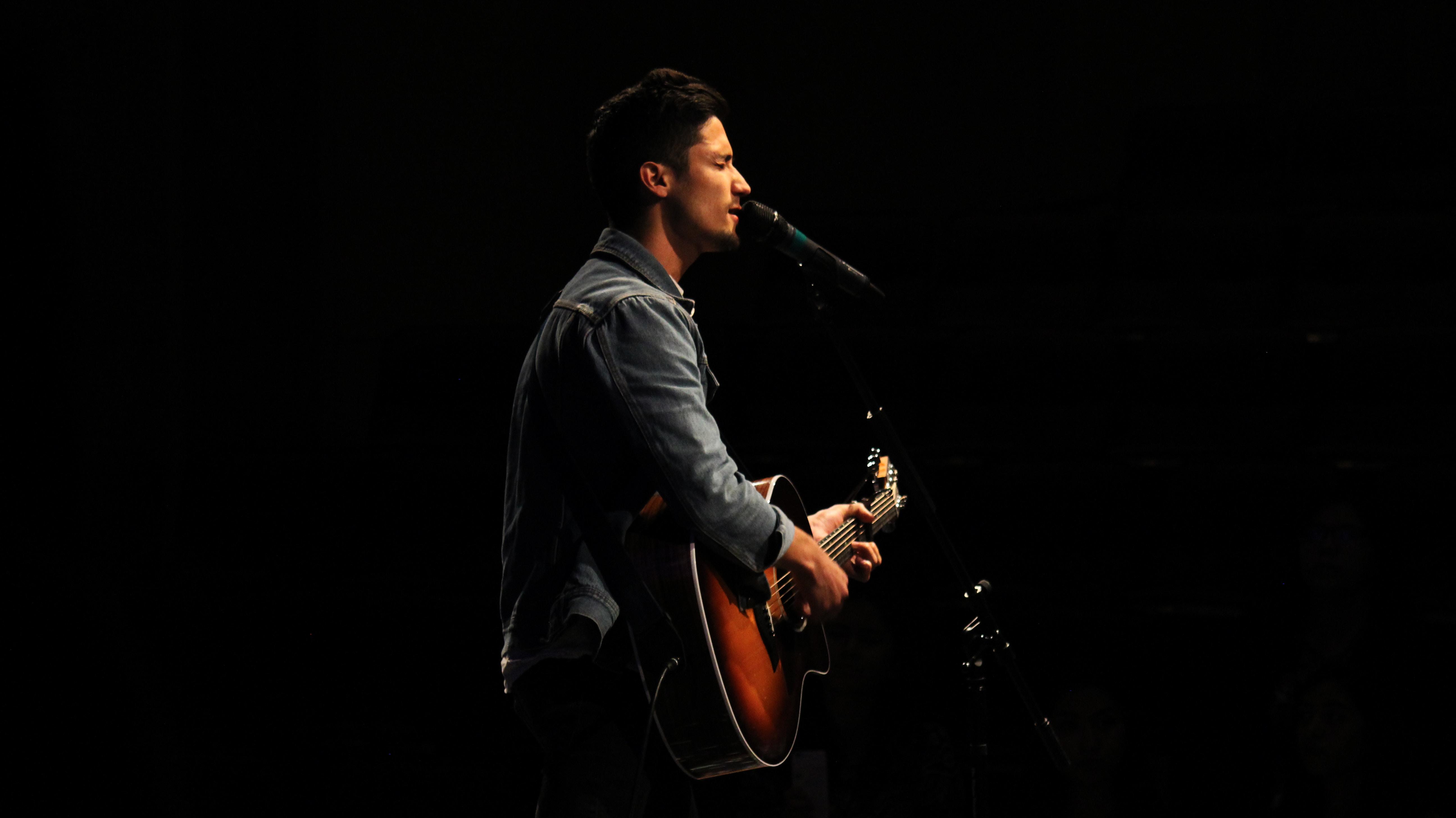 Cantante con guitarra