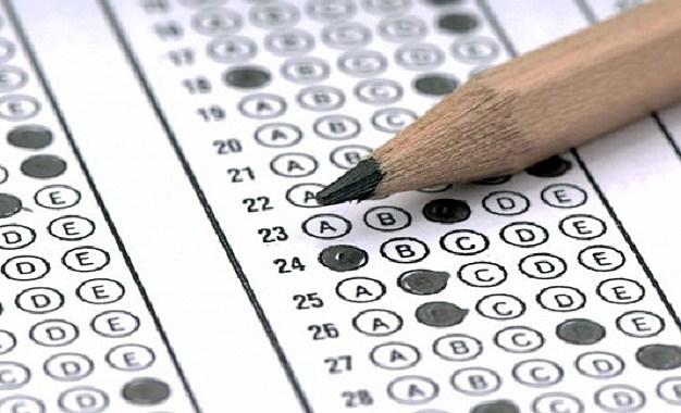 Lápiz sobre folio de Prueba Selección Universitaria PSU