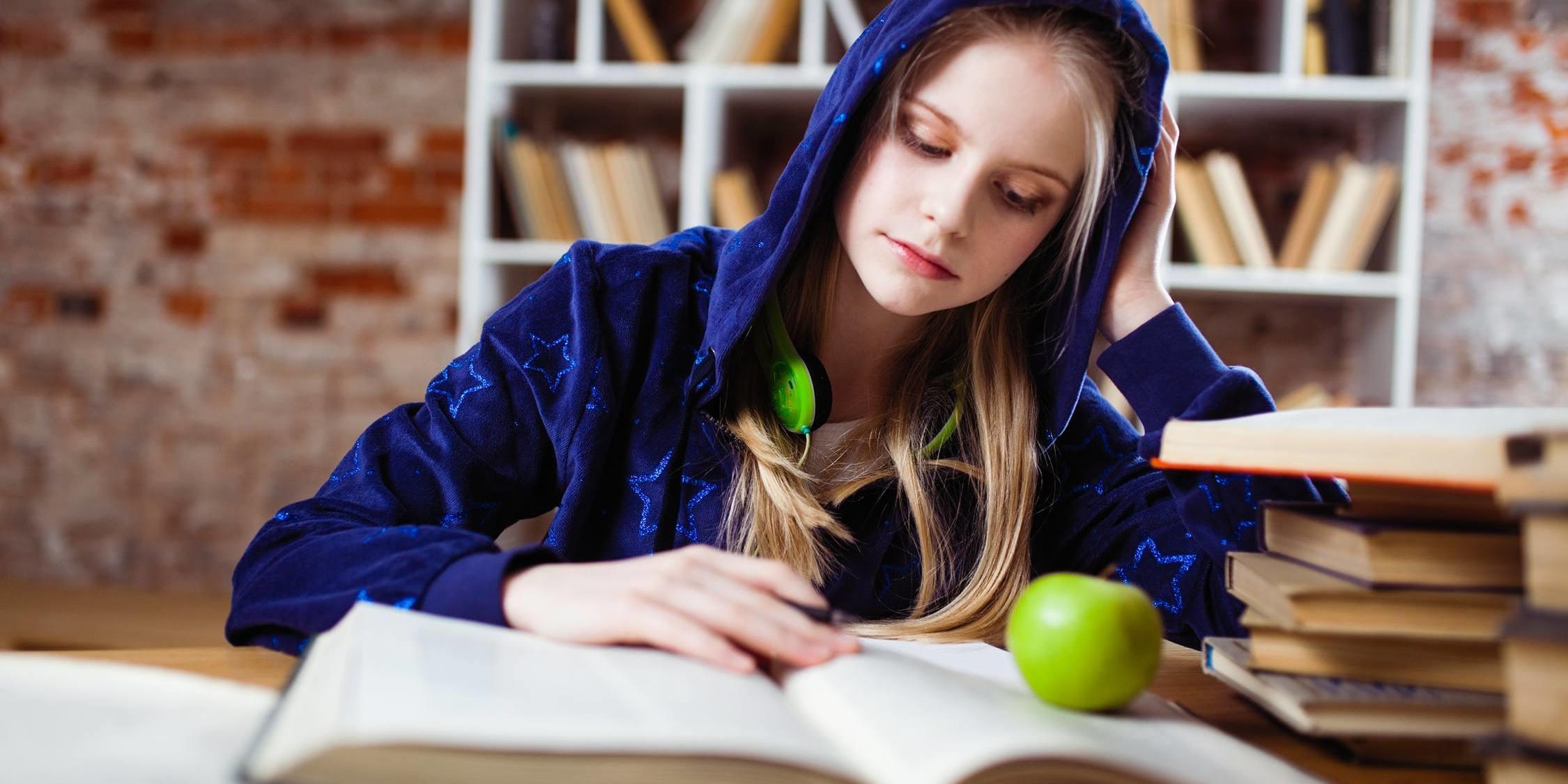 Joven estudia para un examen