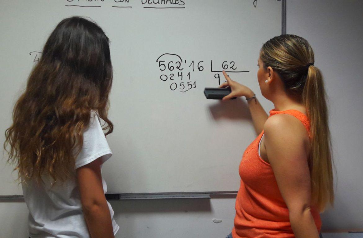 Profesora y alumna en clase particular de matemática