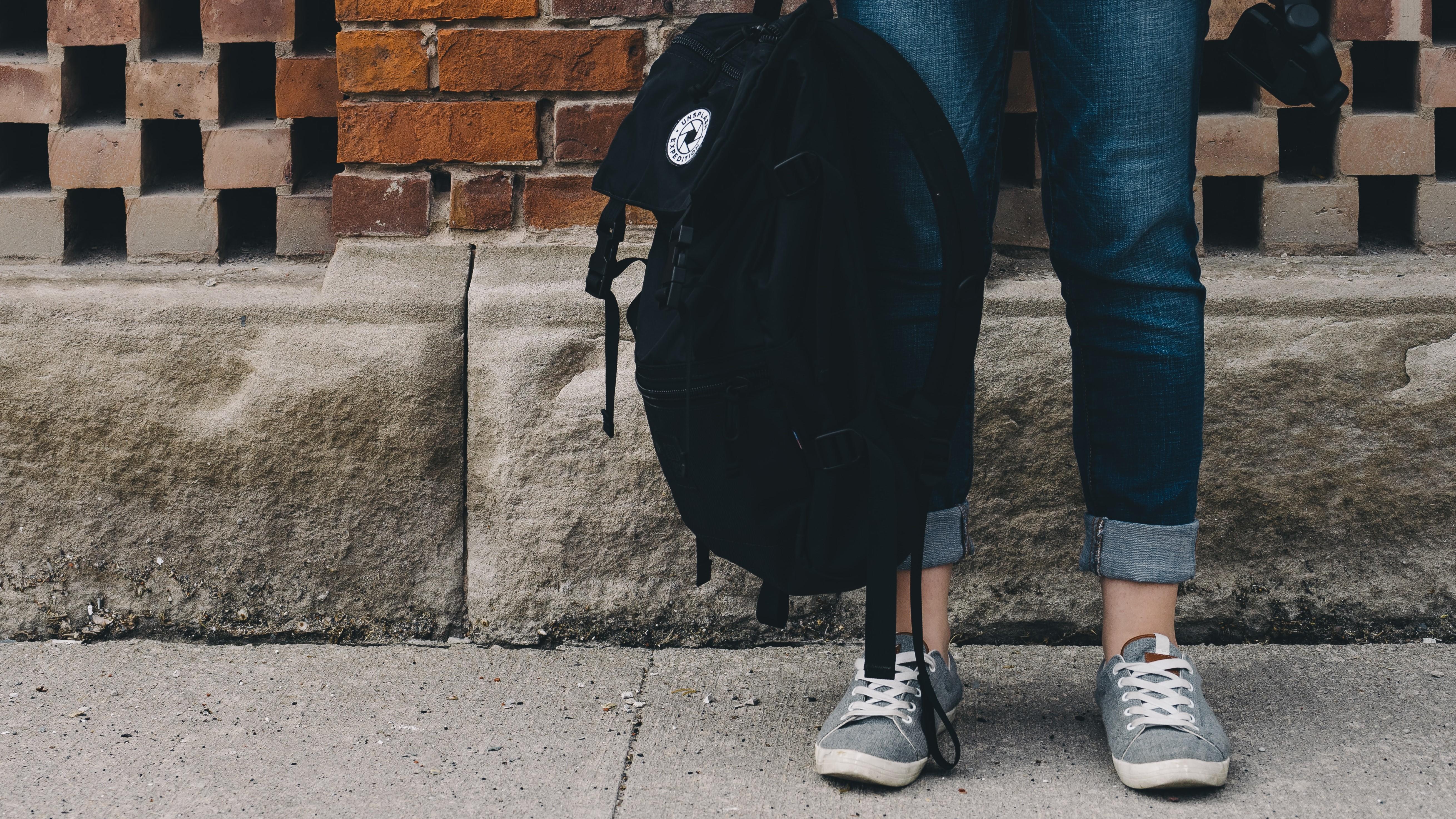 Universitario lleva una mochila