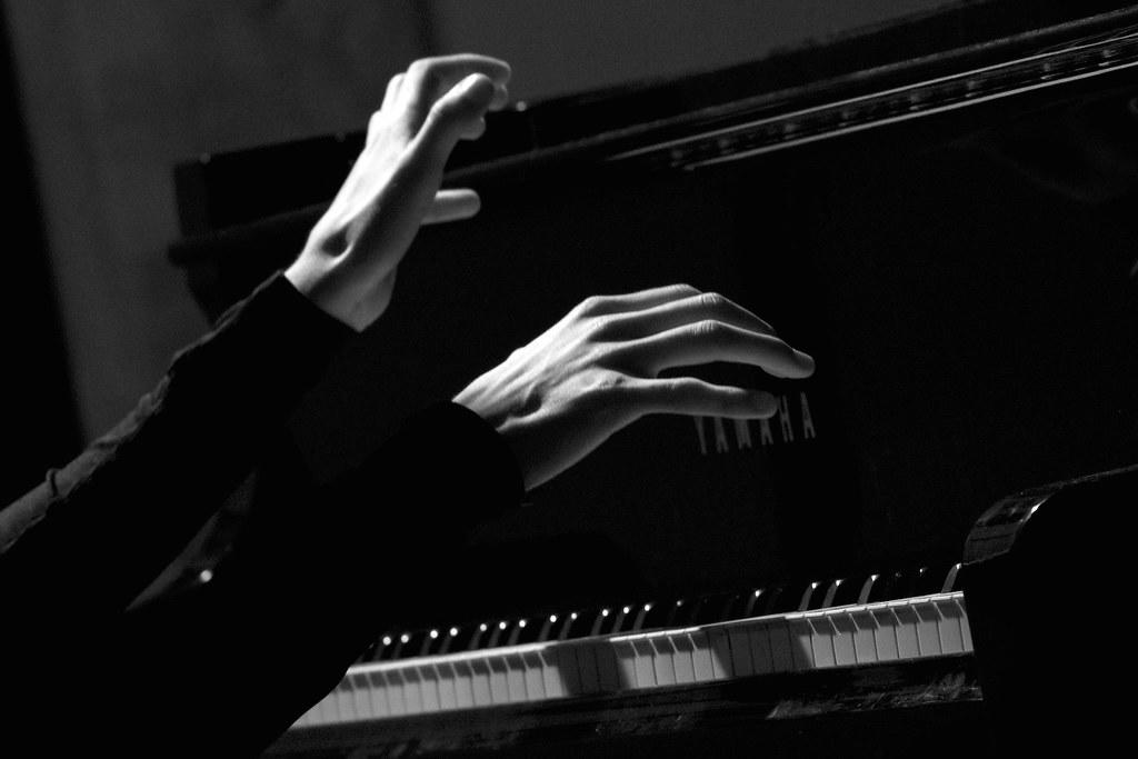 Manos tocando piano