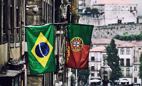 Banderas Brasil y Portugal colgando en balcón