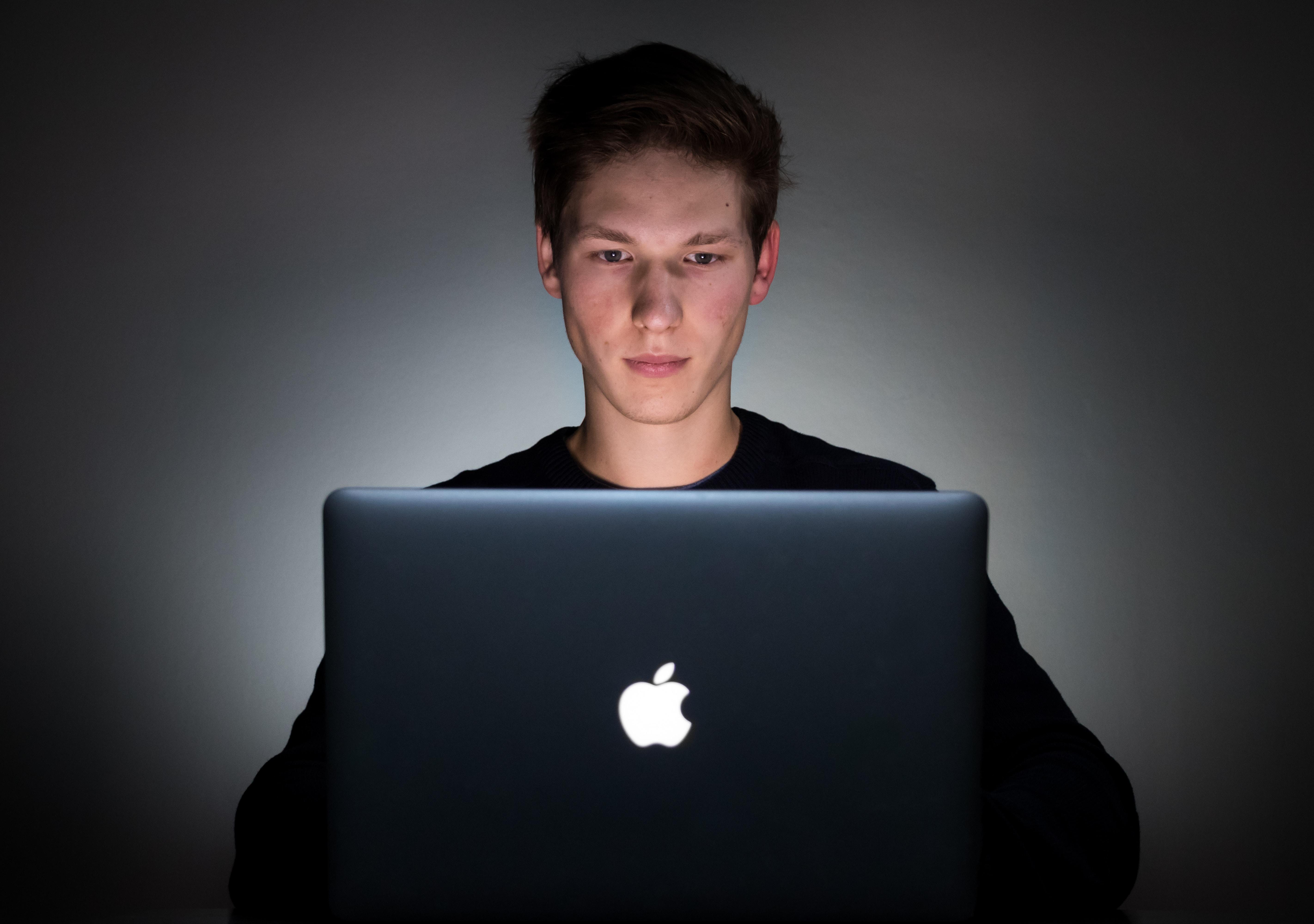 Joven frente a macbook