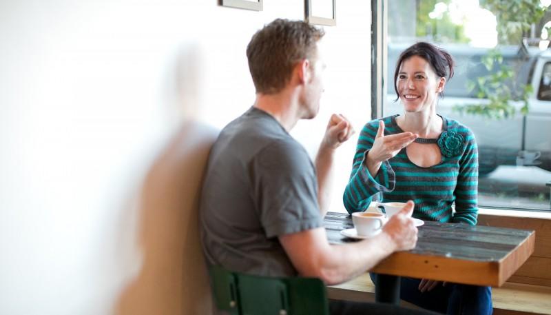 Pareja conversando en café