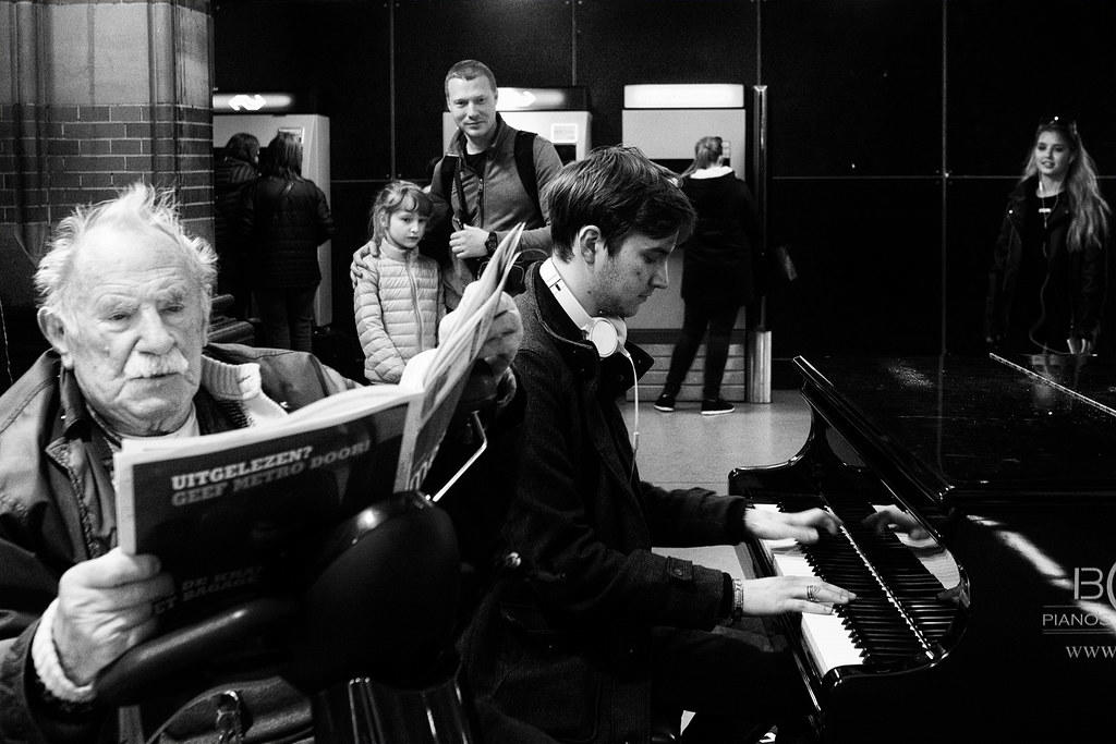 Hombre toca piano lugar público