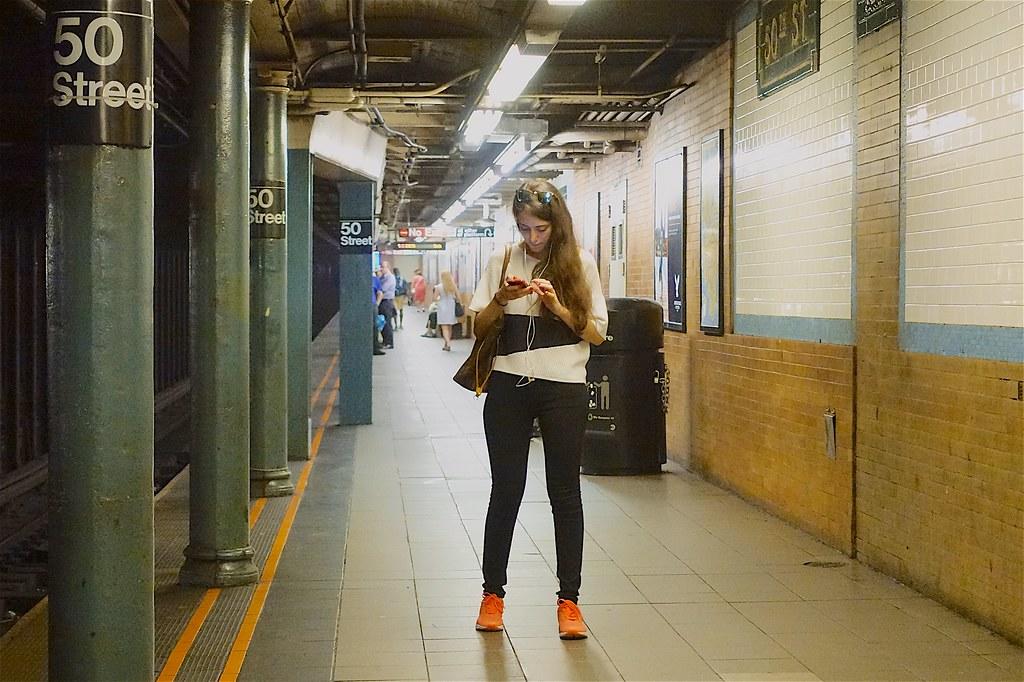 Mujer mirando celular