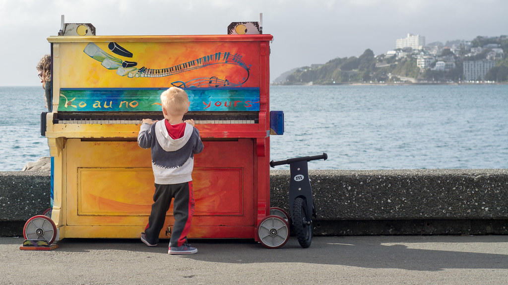 Niño toca piano frente al mar