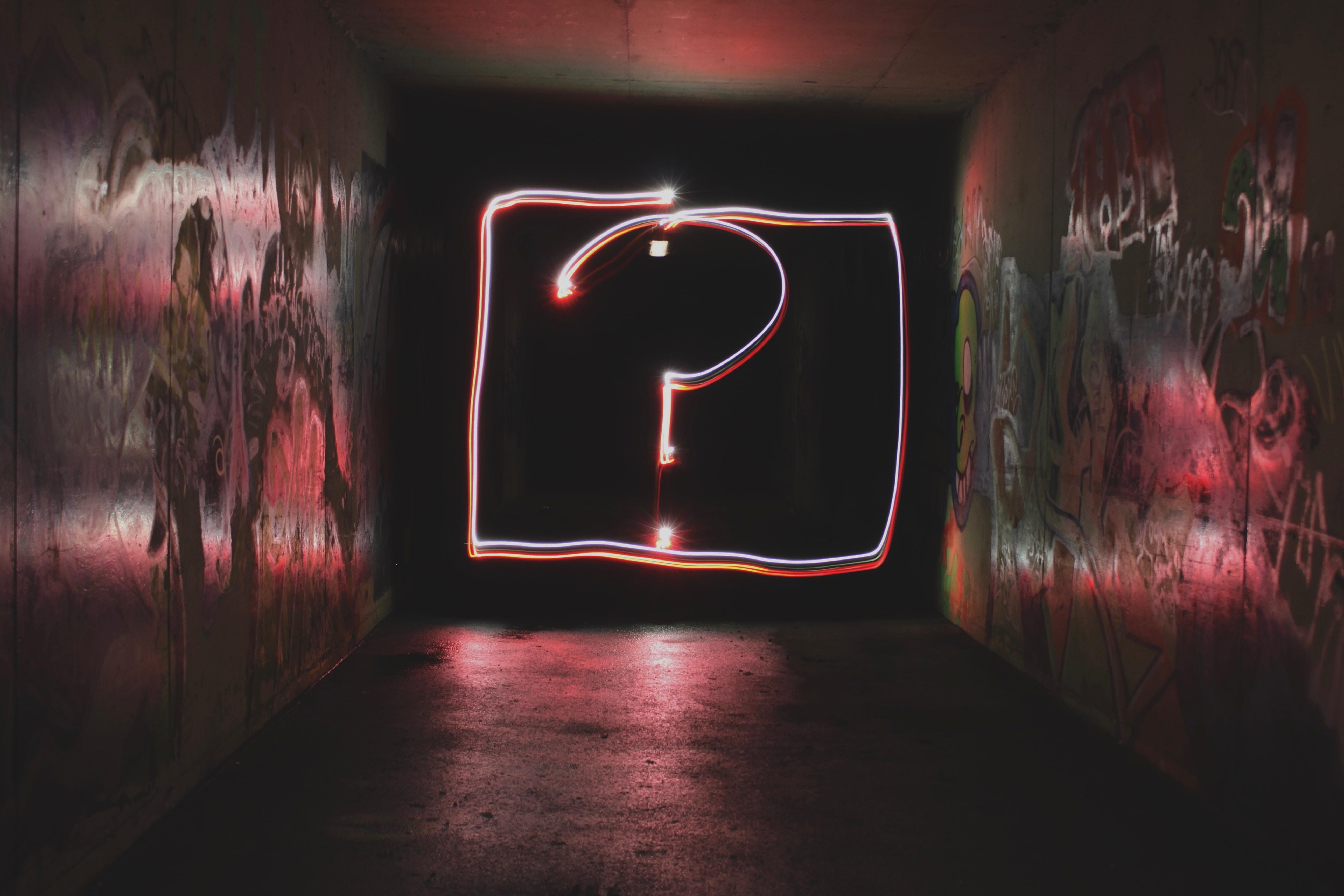 Signo de interrogación en muro