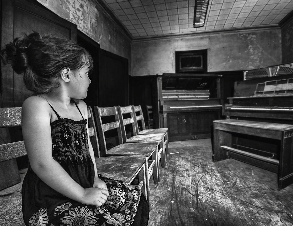 Niña espera profesor de piano