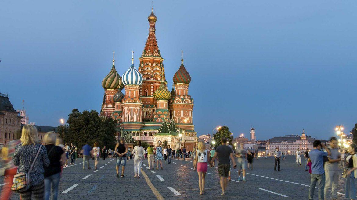Personas caminando hacia el Kremlin