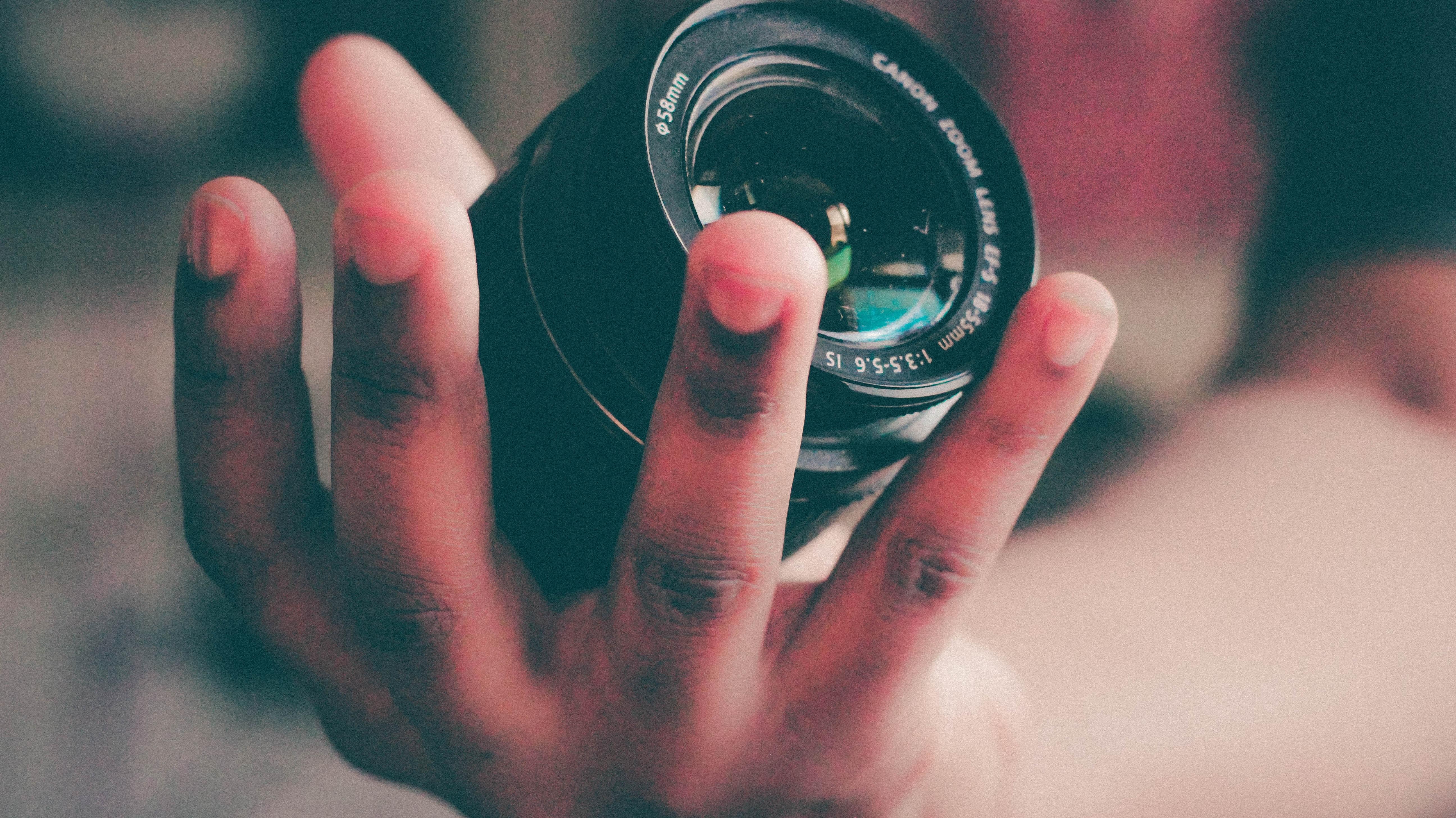 Lente Canon sobre una mano