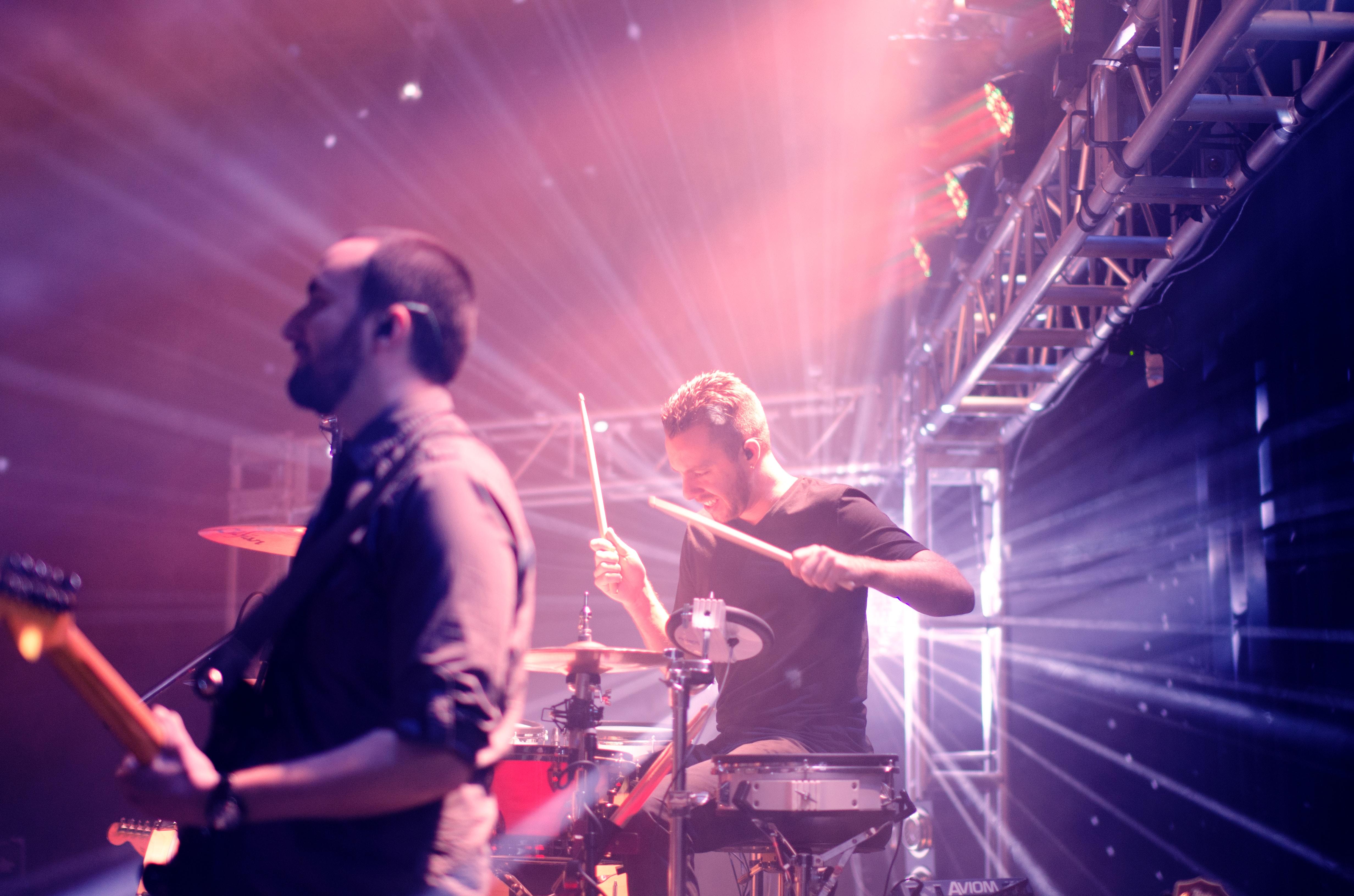 Baterista tocando en escenario