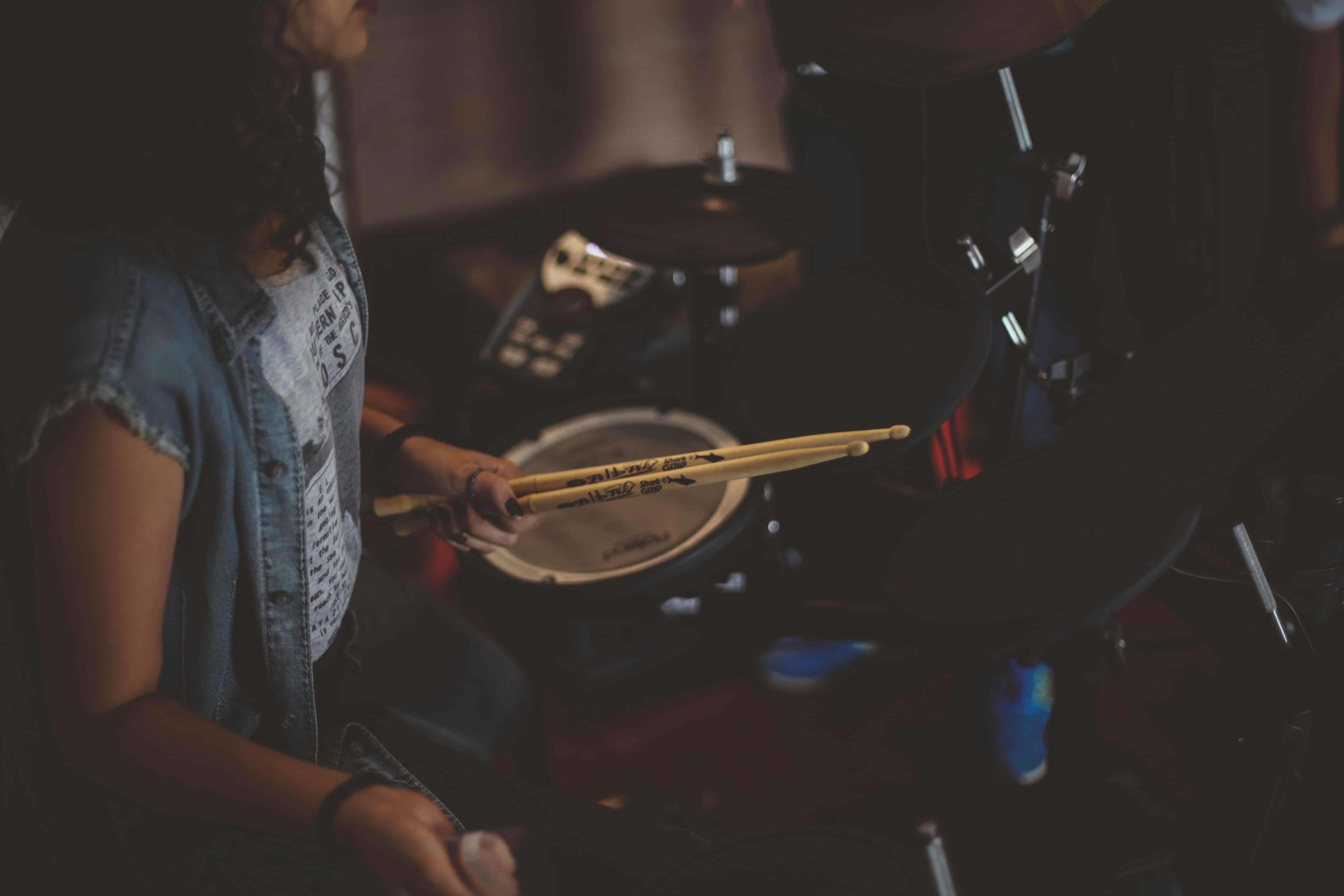 Persona tocando batería