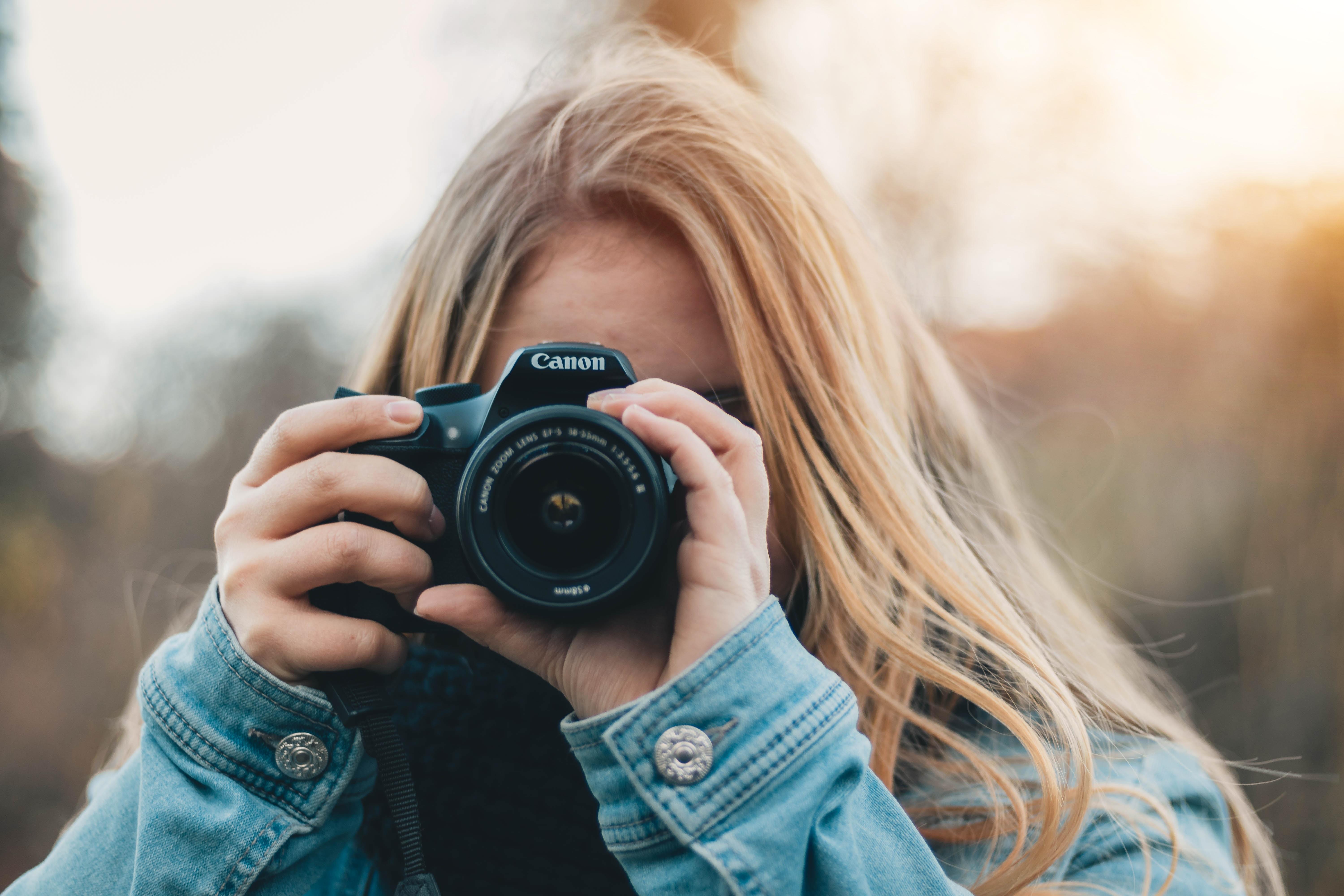 Joven fotografiando en atardecer