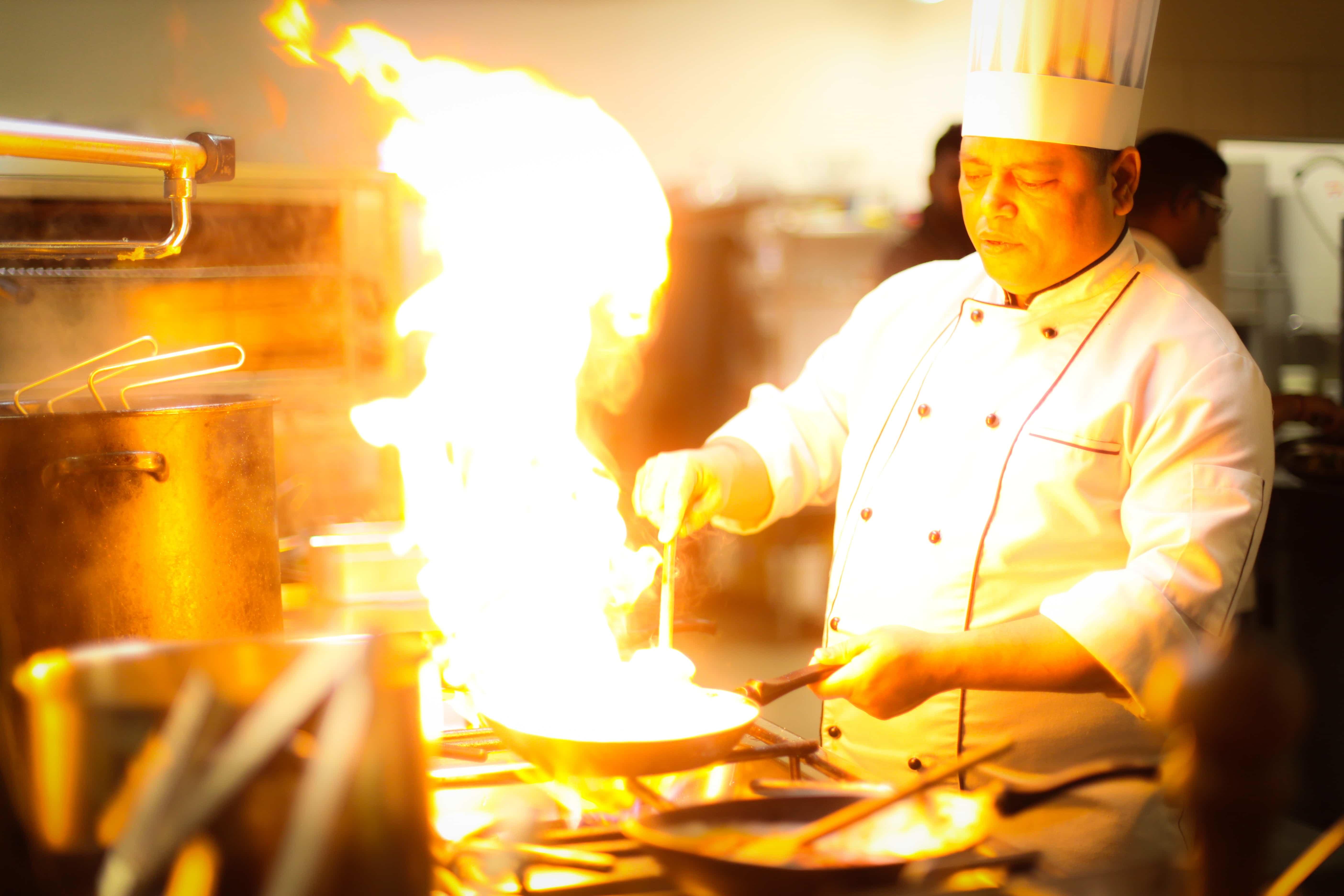 Cocinero con sartén a fuego