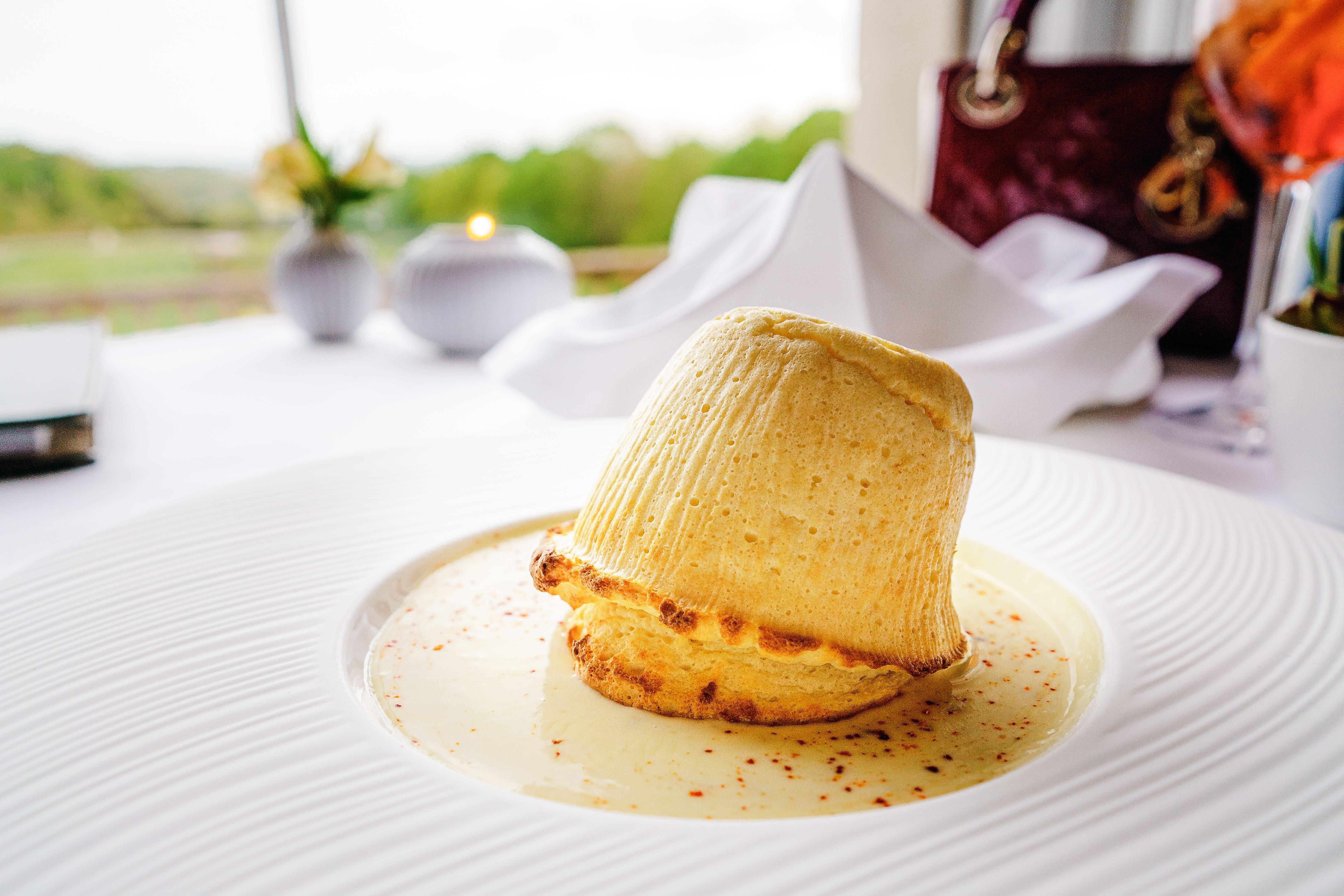 Postre horneado francés en plato