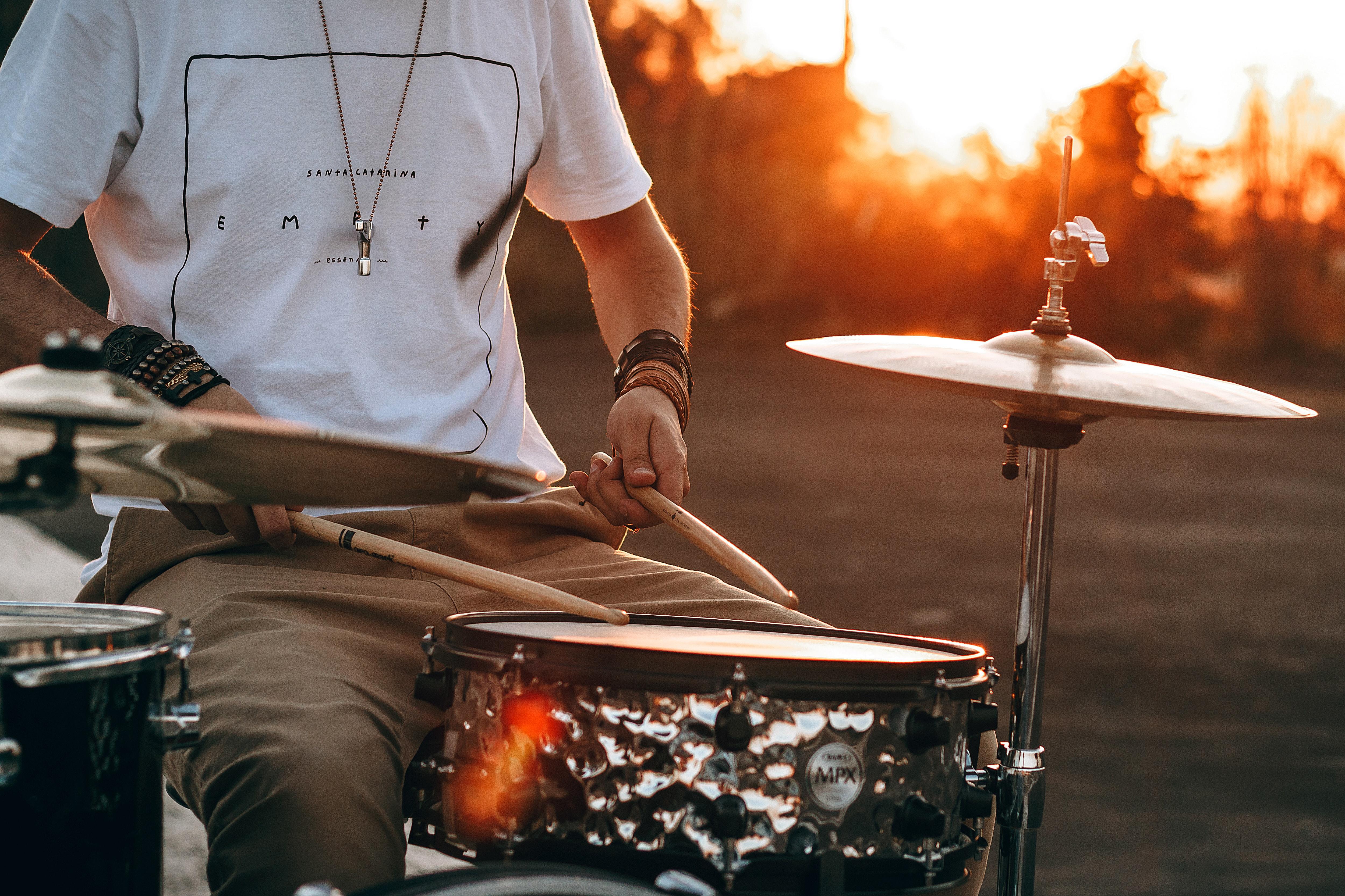Tocando batería al atardecer