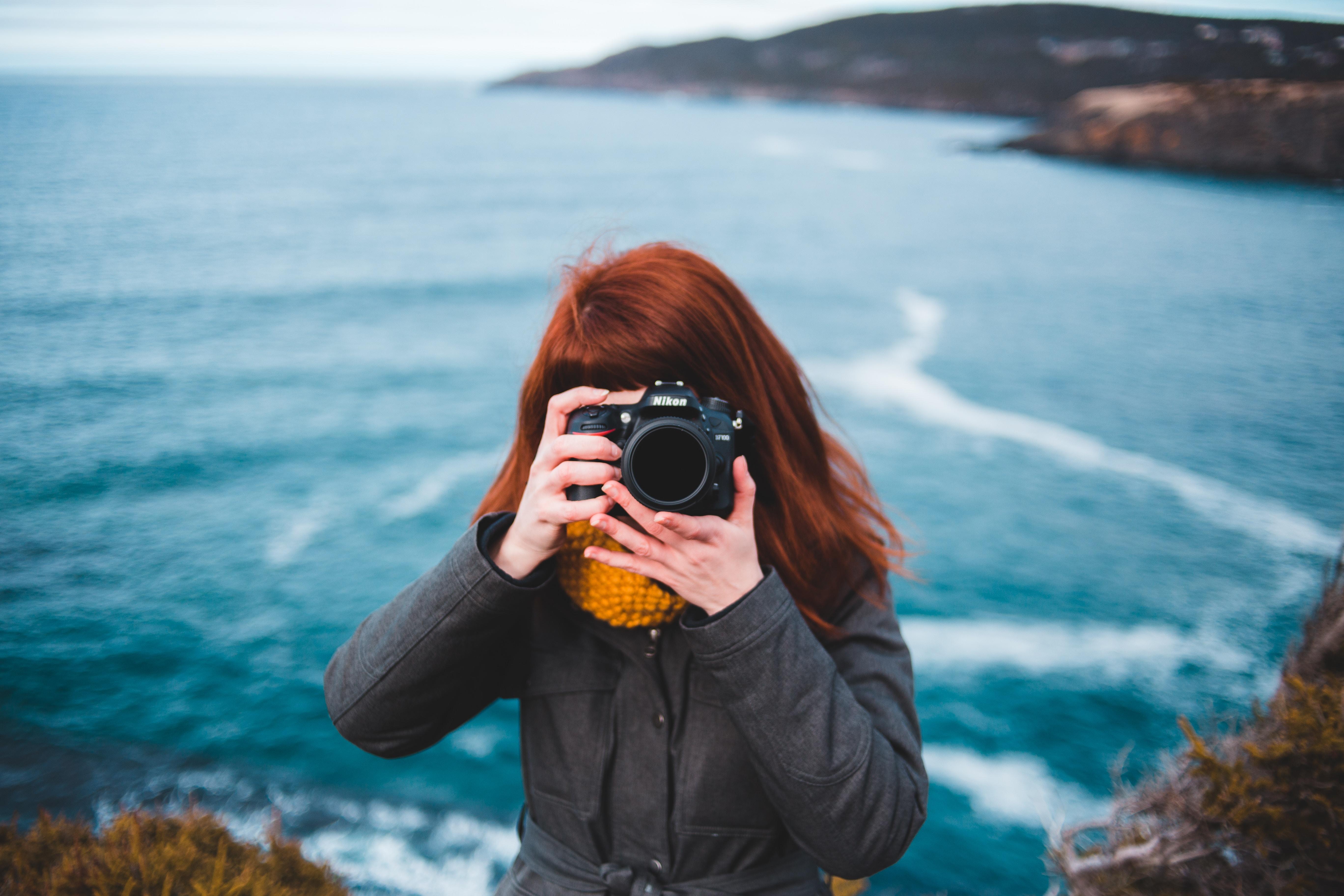 Joven con cámara fotográfica